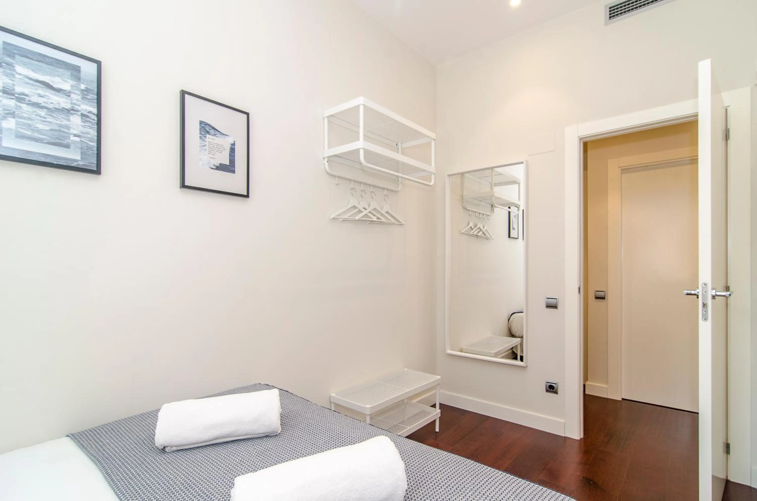 Sitges Spaces Garden Paradise 3 bedroom, 3 bathroom, huge PRIVATE garden-terrace, pool- sleeps up to 8