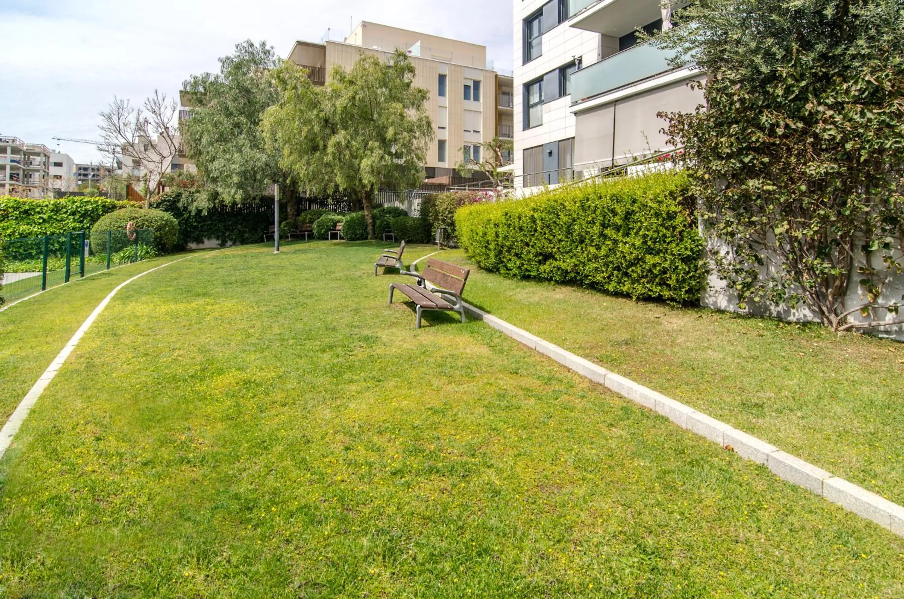 Sitges Spaces Garden Paradise 3 bedroom, 3 bathroom, huge PRIVATE garden-terrace, pool- sleeps up to 8