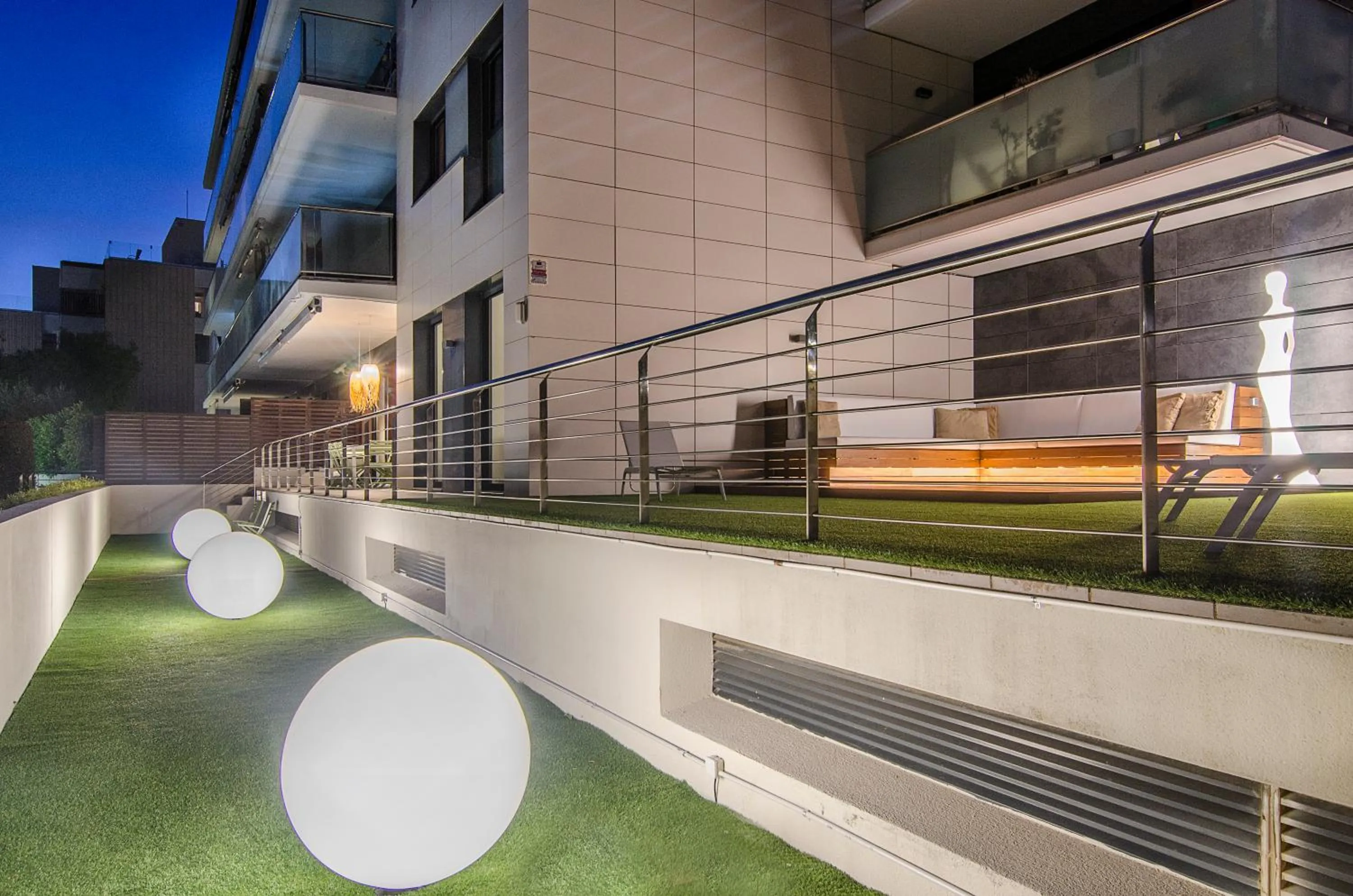 Sitges Spaces Garden Paradise 3 bedroom, 3 bathroom, huge PRIVATE garden-terrace, pool- sleeps up to 8