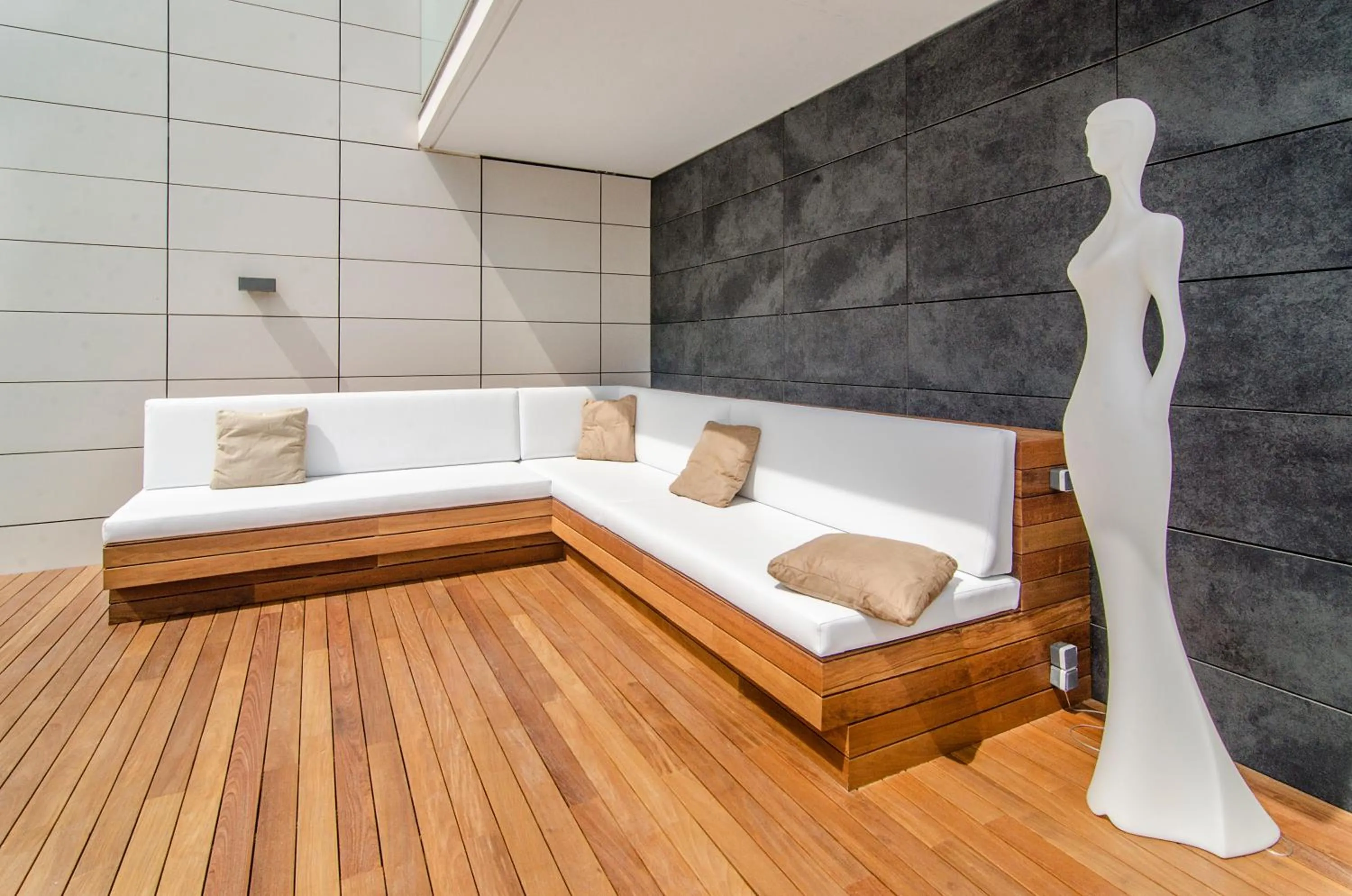 Sitges Spaces Garden Paradise 3 bedroom, 3 bathroom, huge PRIVATE garden-terrace, pool- sleeps up to 8