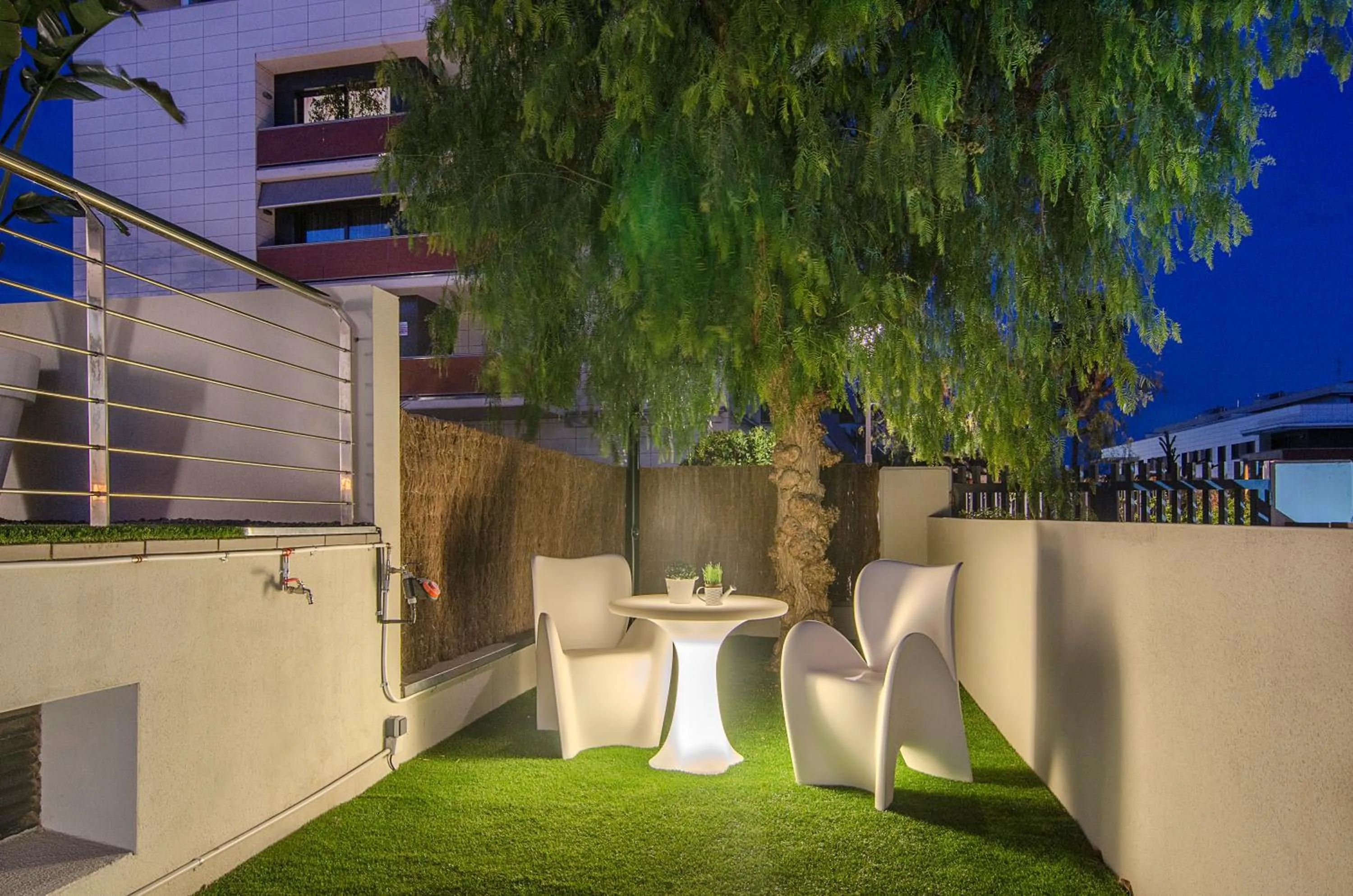 Sitges Spaces Garden Paradise 3 bedroom, 3 bathroom, huge PRIVATE garden-terrace, pool- sleeps up to 8