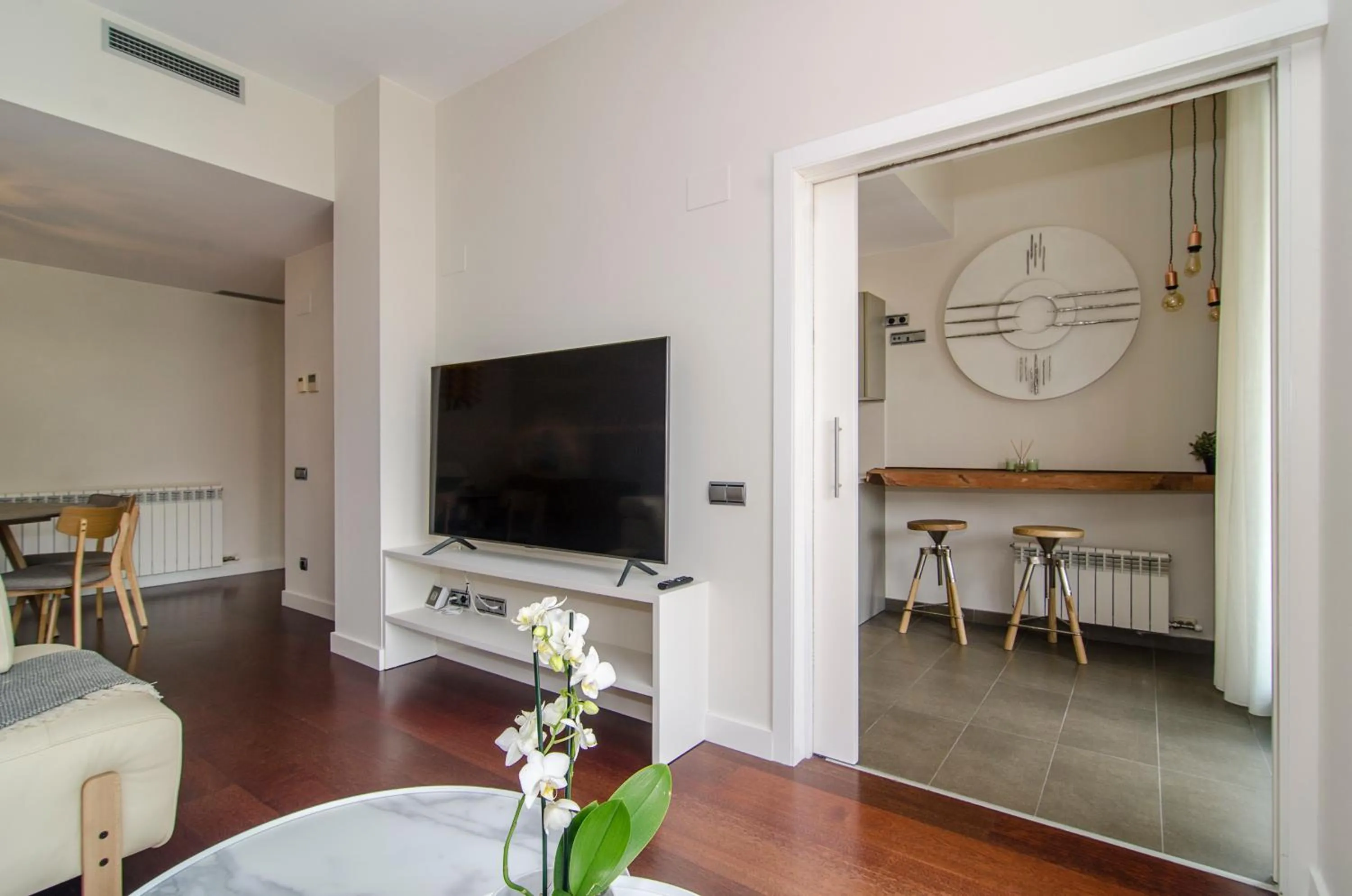 Sitges Spaces Garden Paradise 3 bedroom, 3 bathroom, huge PRIVATE garden-terrace, pool- sleeps up to 8