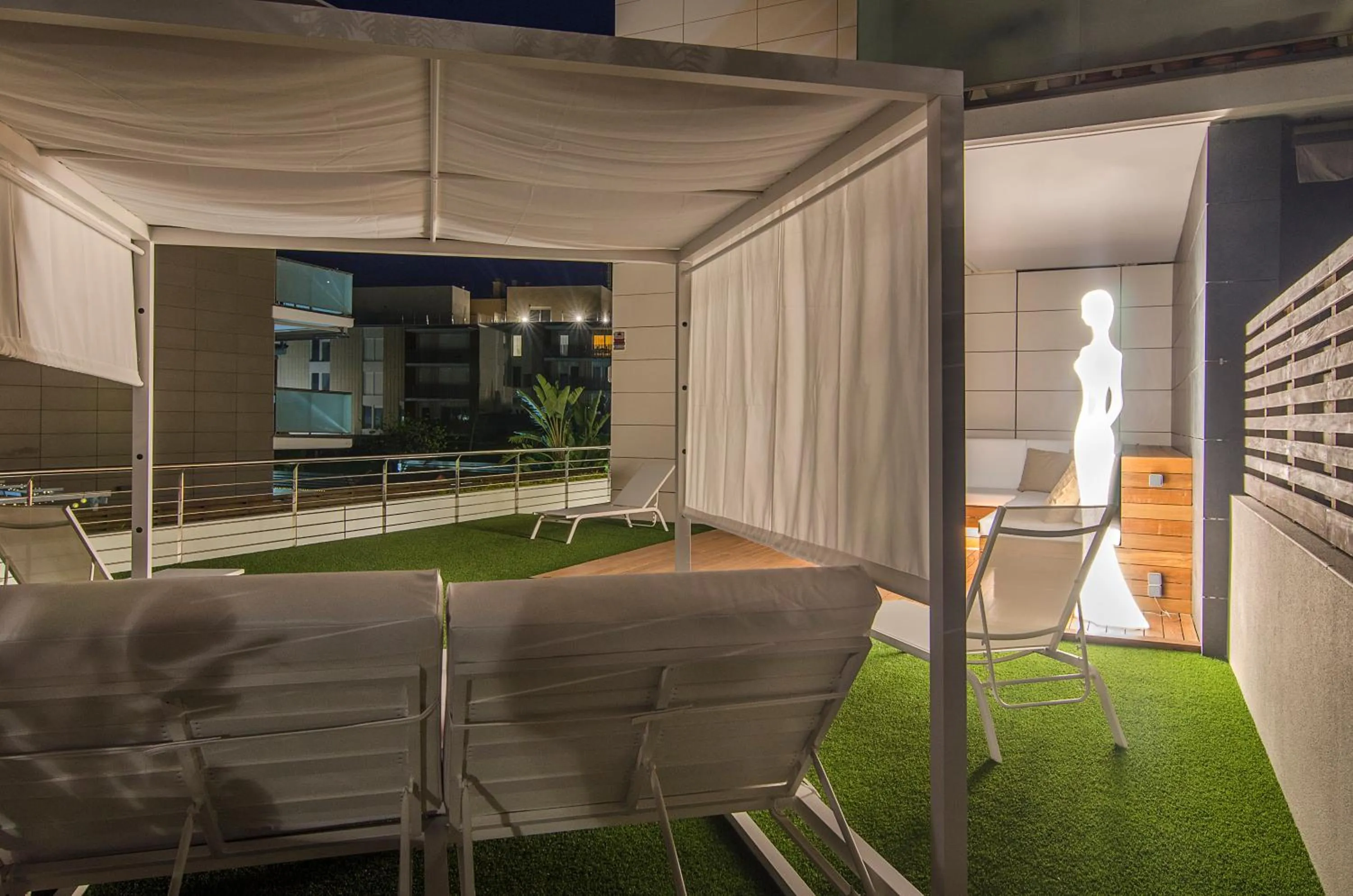 Sitges Spaces Garden Paradise 3 bedroom, 3 bathroom, huge PRIVATE garden-terrace, pool- sleeps up to 8