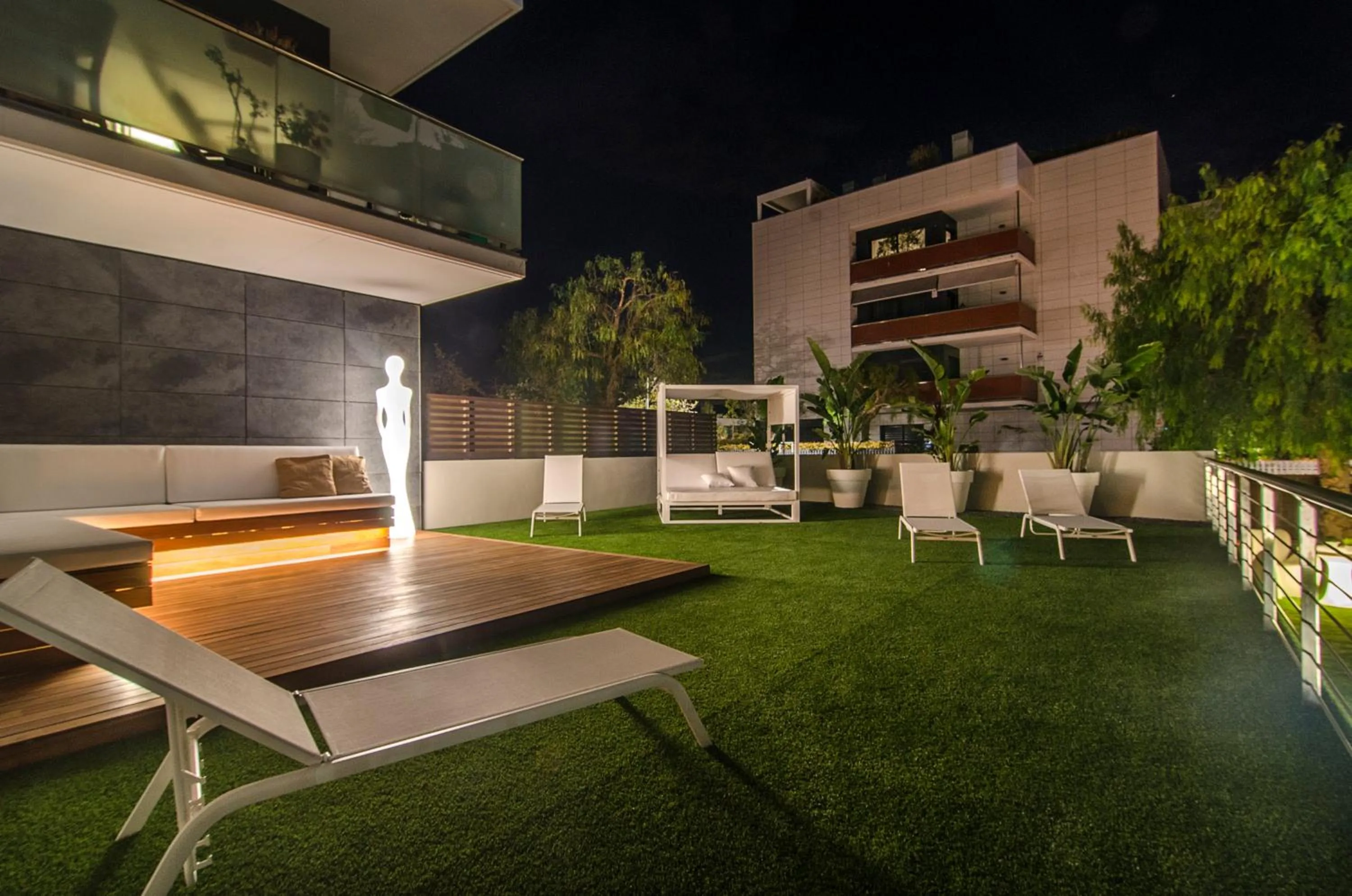 Sitges Spaces Garden Paradise 3 bedroom, 3 bathroom, huge PRIVATE garden-terrace, pool- sleeps up to 8