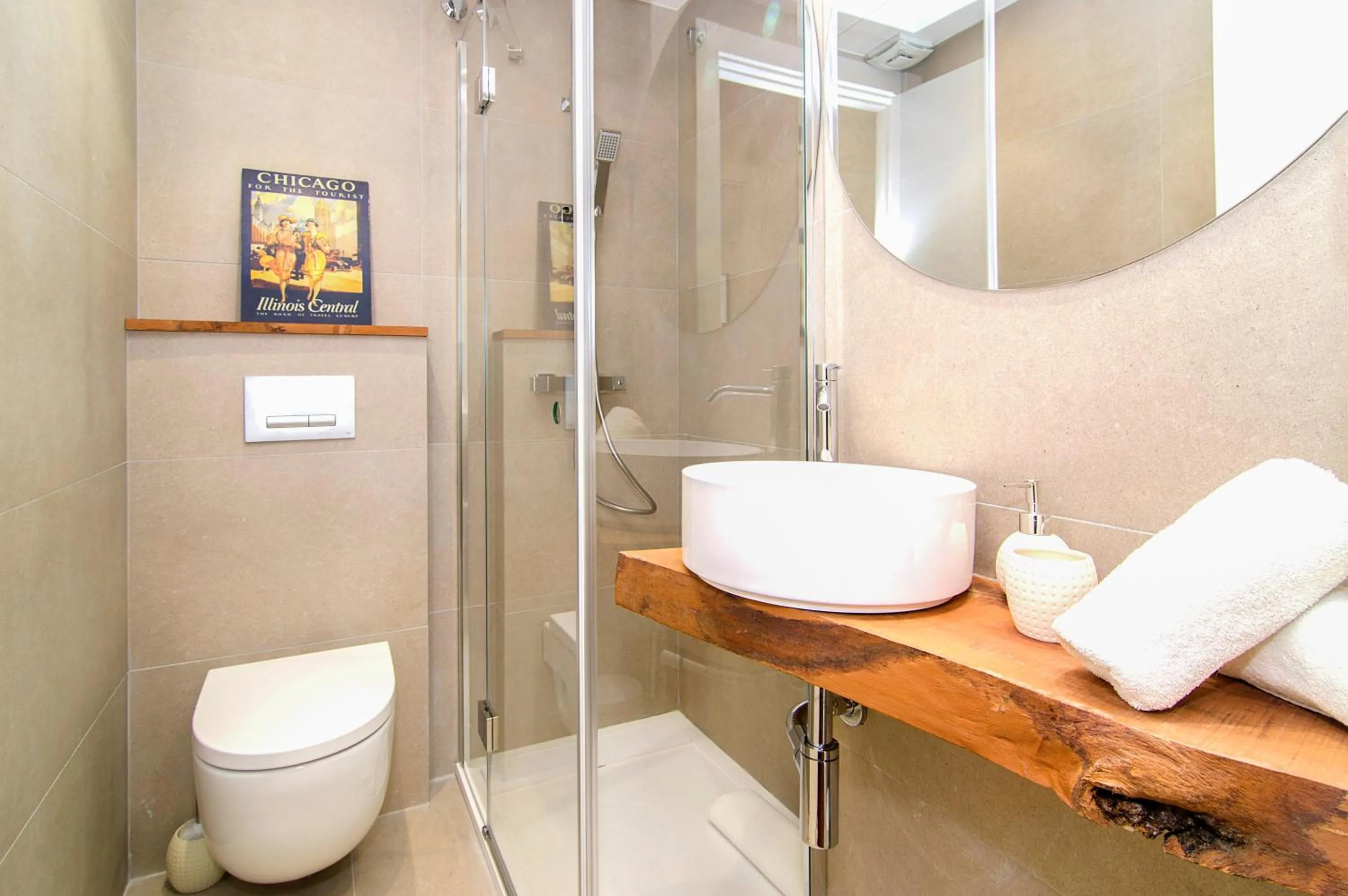 Sitges Spaces Garden Paradise 3 bedroom, 3 bathroom, huge PRIVATE garden-terrace, pool- sleeps up to 8