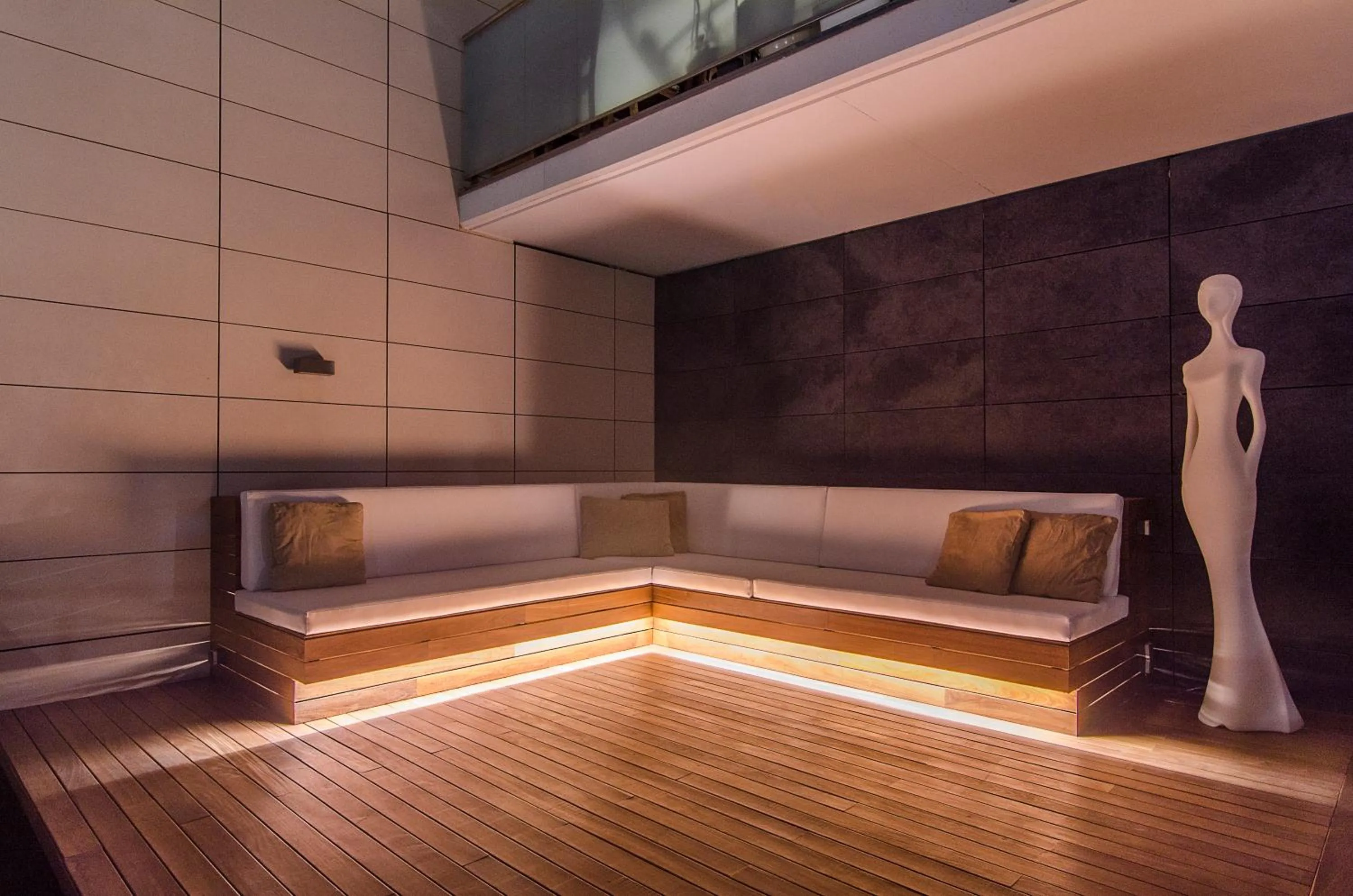 Sitges Spaces Garden Paradise 3 bedroom, 3 bathroom, huge PRIVATE garden-terrace, pool- sleeps up to 8