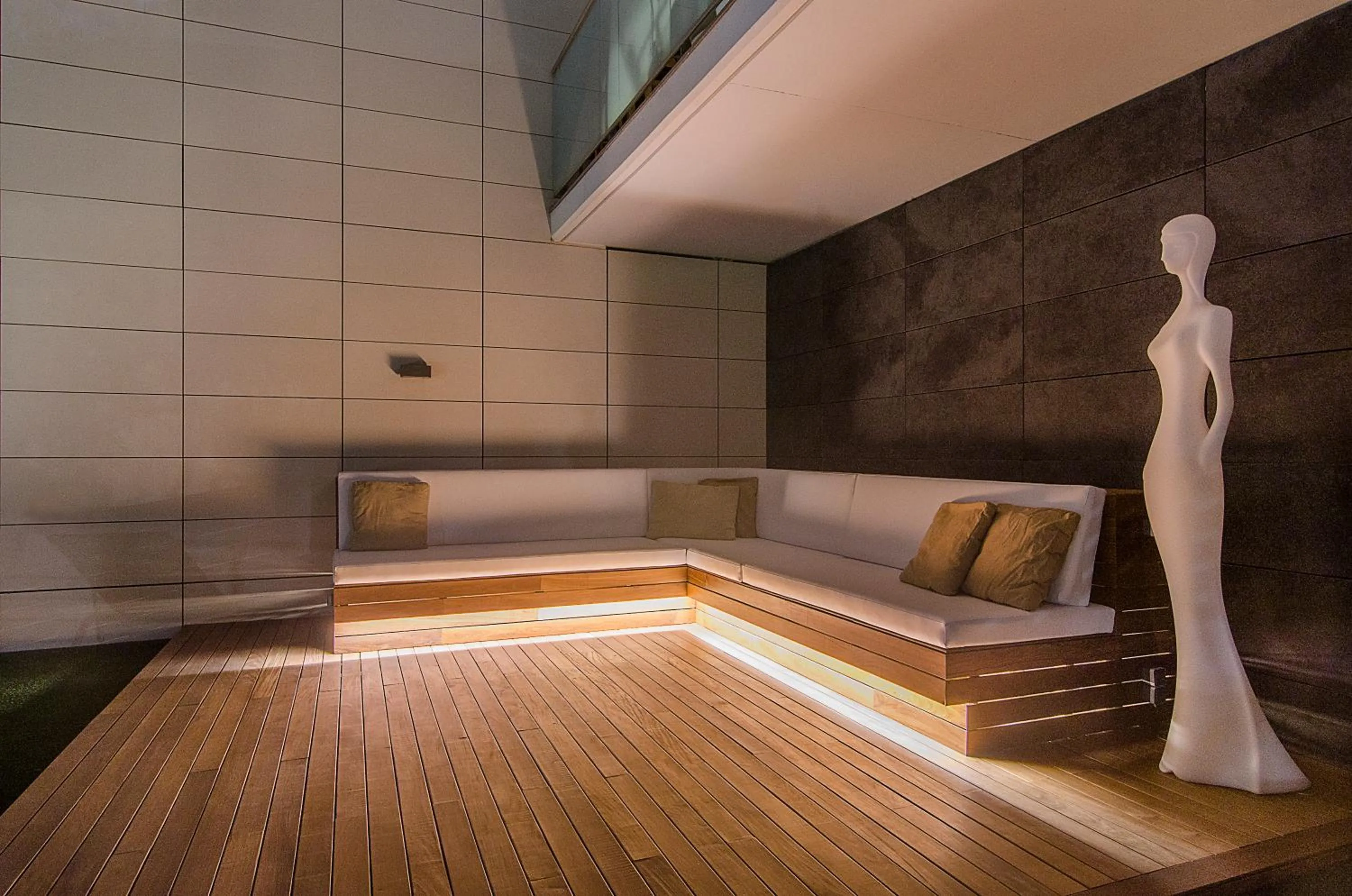 Sitges Spaces Garden Paradise 3 bedroom, 3 bathroom, huge PRIVATE garden-terrace, pool- sleeps up to 8