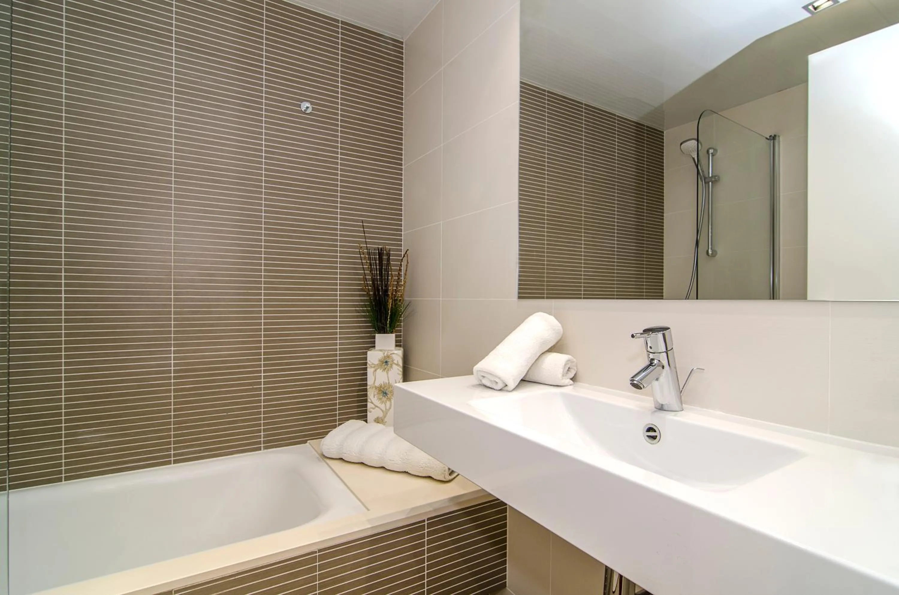 Sitges Spaces Garden Paradise 3 bedroom, 3 bathroom, huge PRIVATE garden-terrace, pool- sleeps up to 8