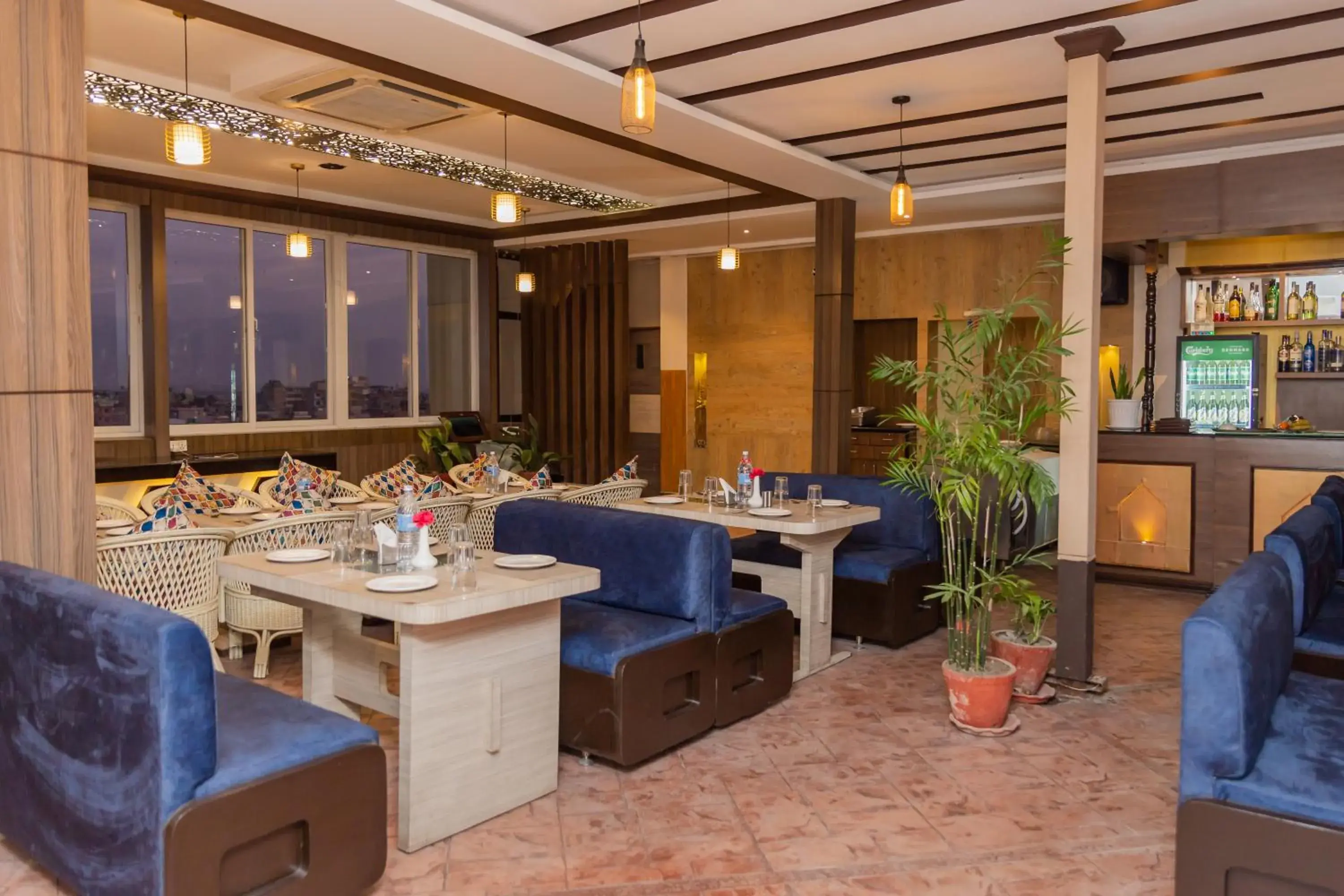 Restaurant/places to eat in Hotel Mirage Regency Restaurant/places to eat in Hotel Mirage Regency