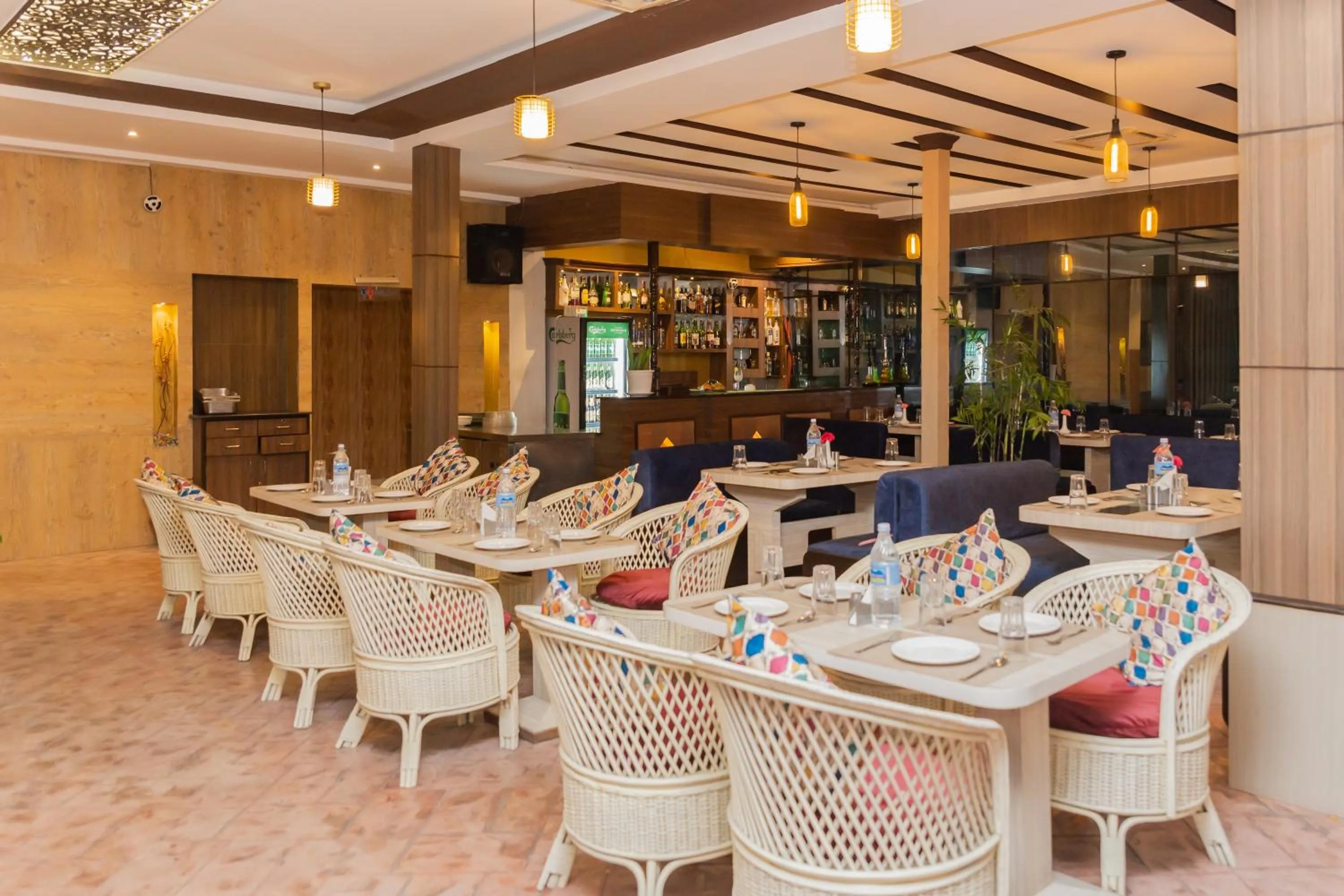 Restaurant/places to eat in Hotel Mirage Regency