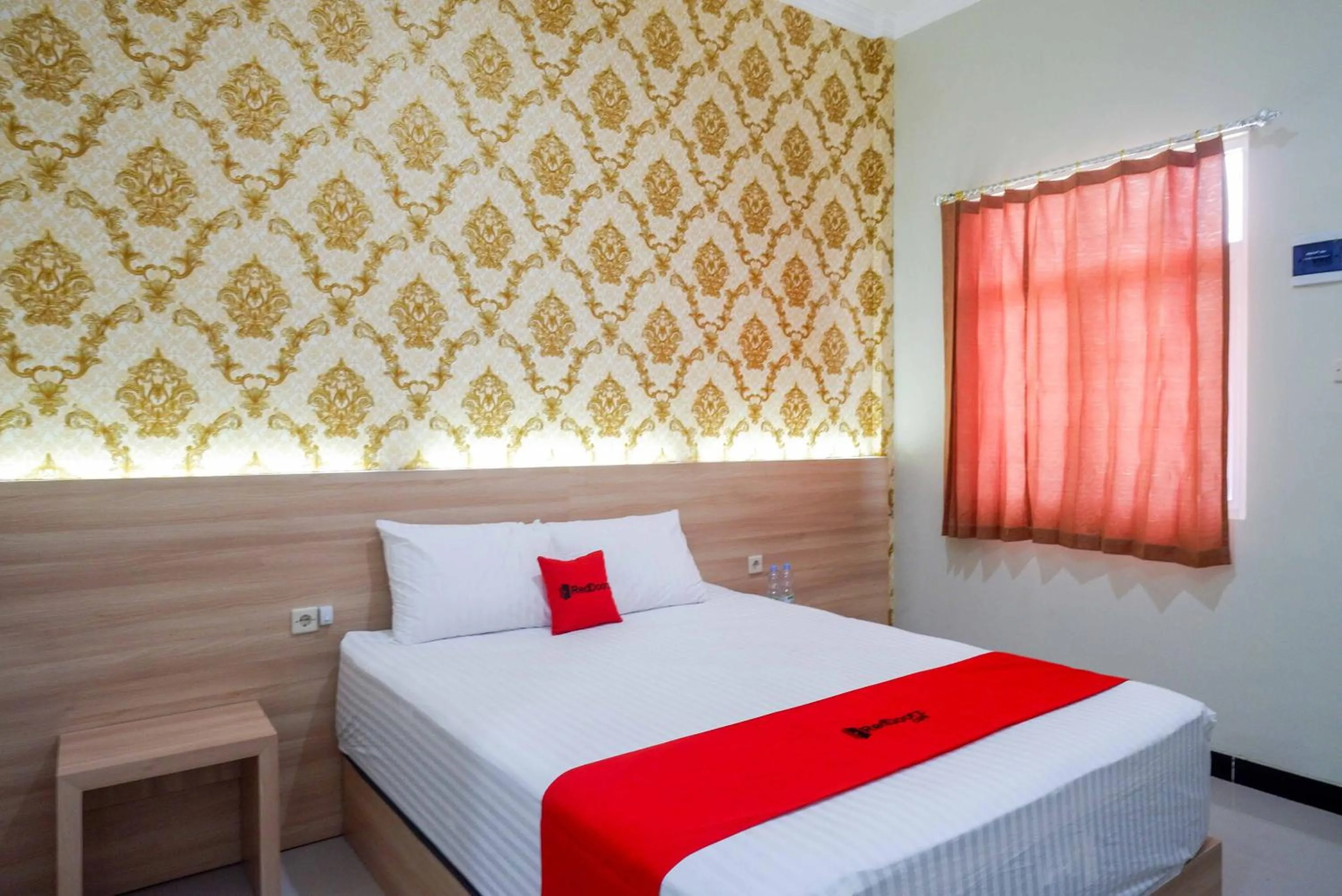 Bedroom, Bed in RedDoorz Plus @ Jl Pemuda Pati