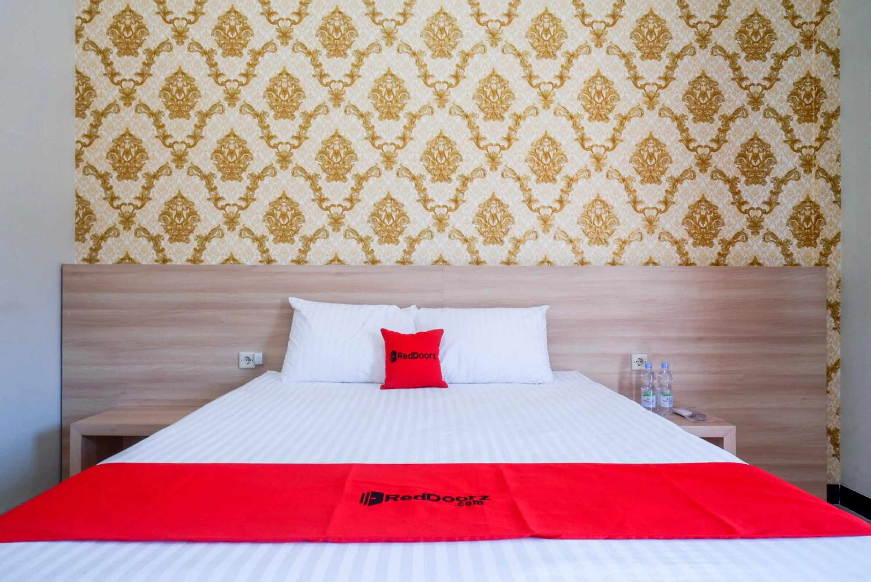 Bedroom, Bed in RedDoorz Plus @ Jl Pemuda Pati