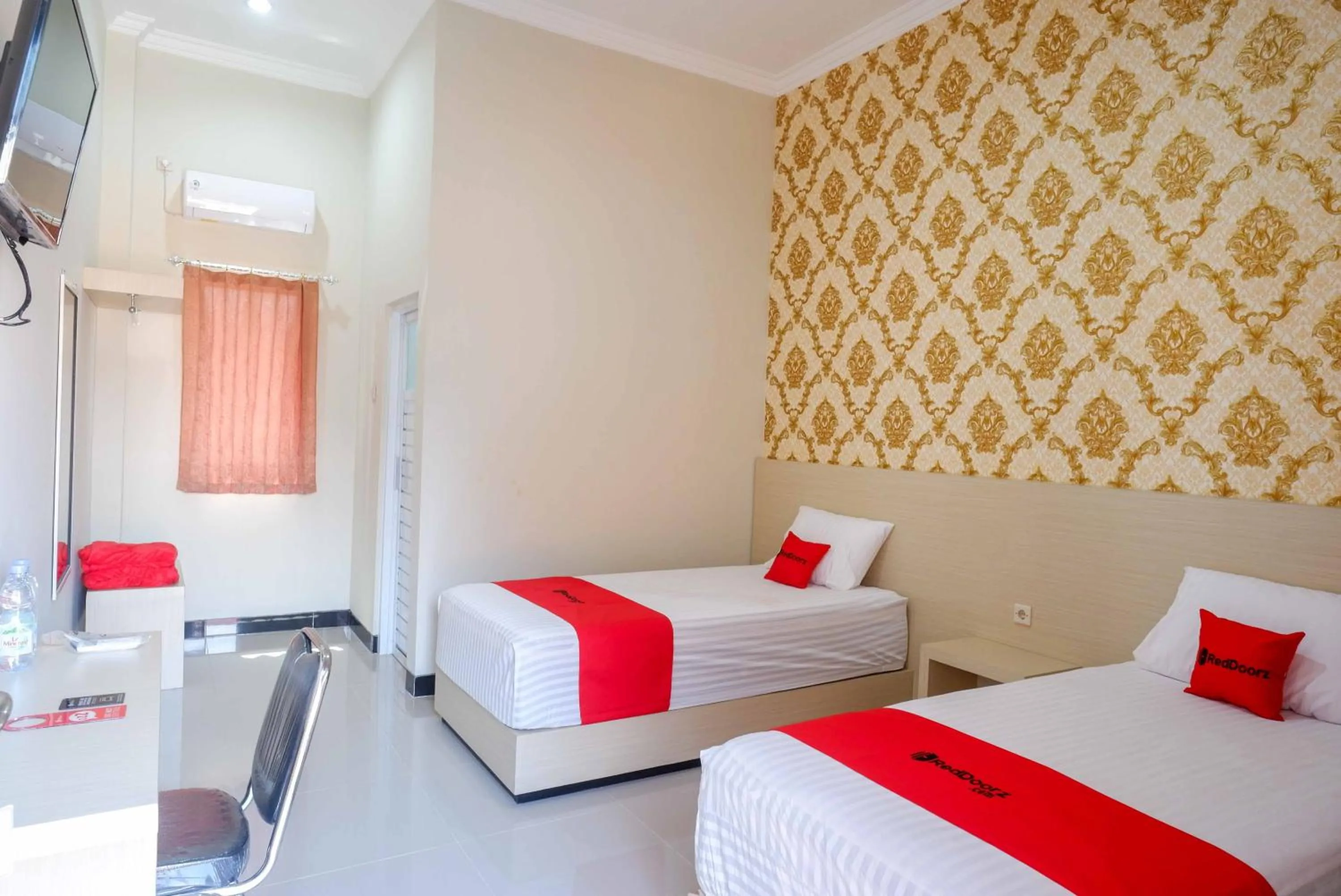 Bedroom, Bed in RedDoorz Plus @ Jl Pemuda Pati