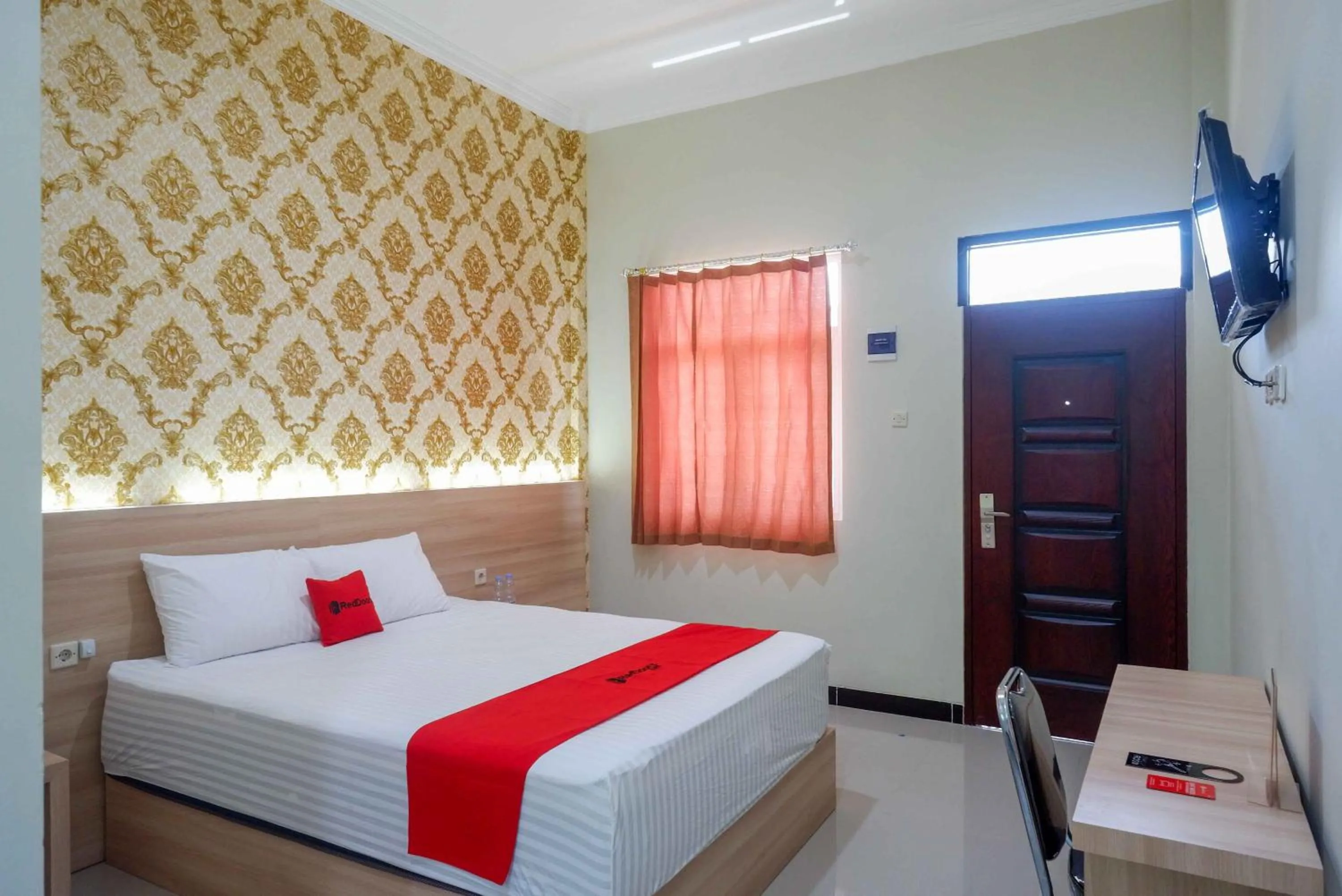 Bedroom, Bed in RedDoorz Plus @ Jl Pemuda Pati