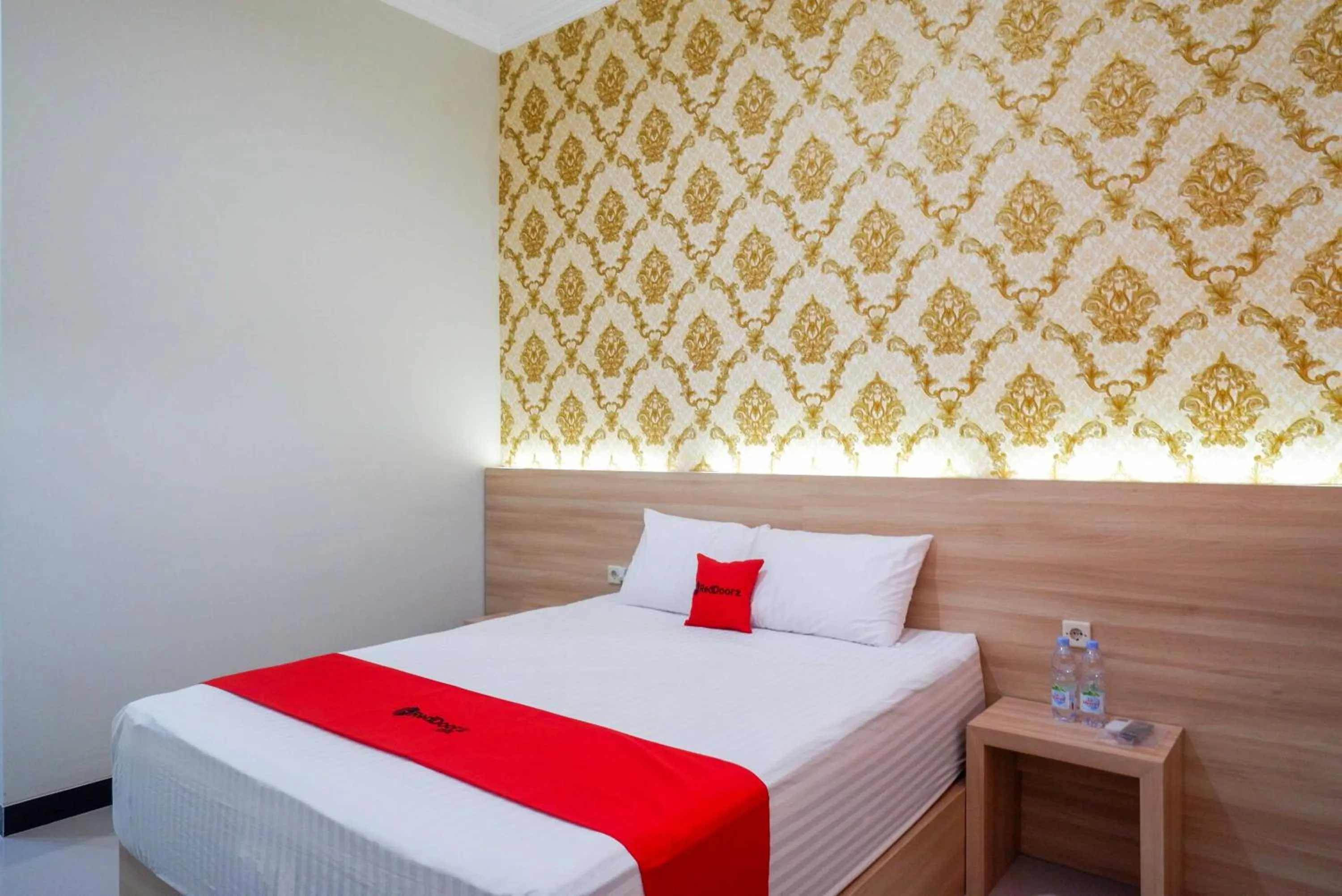 Bedroom, Bed in RedDoorz Plus @ Jl Pemuda Pati