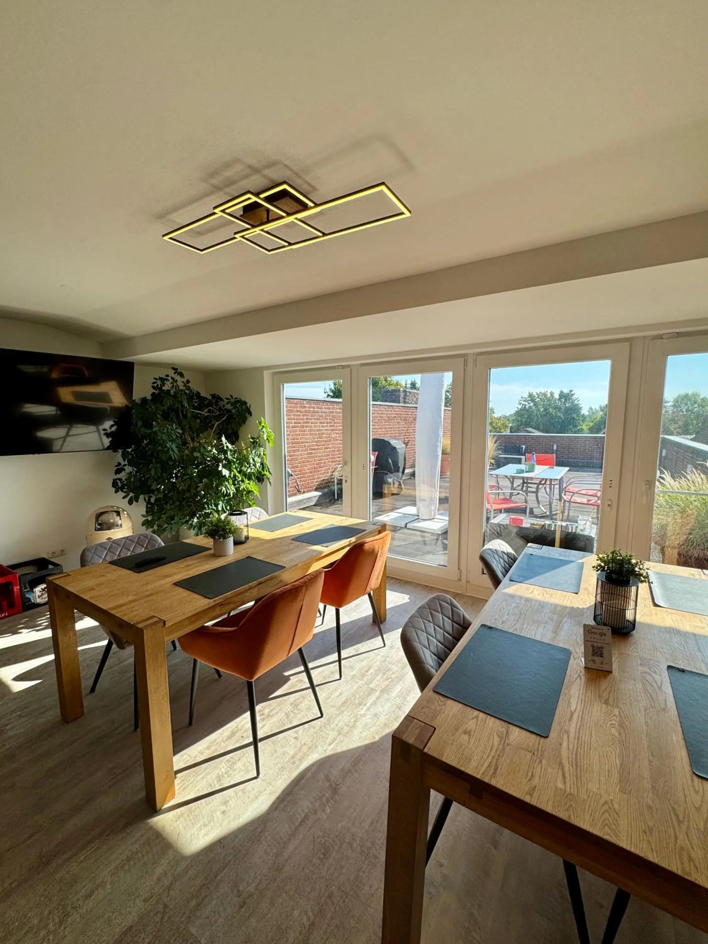 Communal lounge/ TV room in MEINpartments Wolfsburg