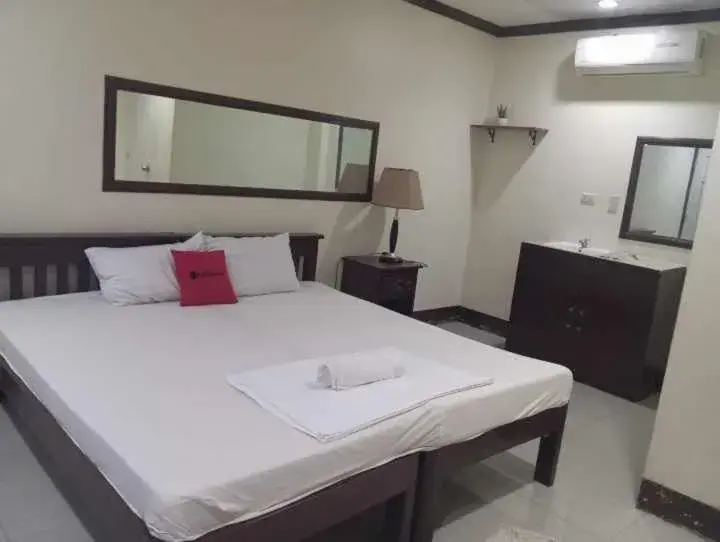 Standard Double Room in RedDoorz @ Balay Hiraya Apartment Standard Double Room in RedDoorz @ Balay Hiraya Apartment