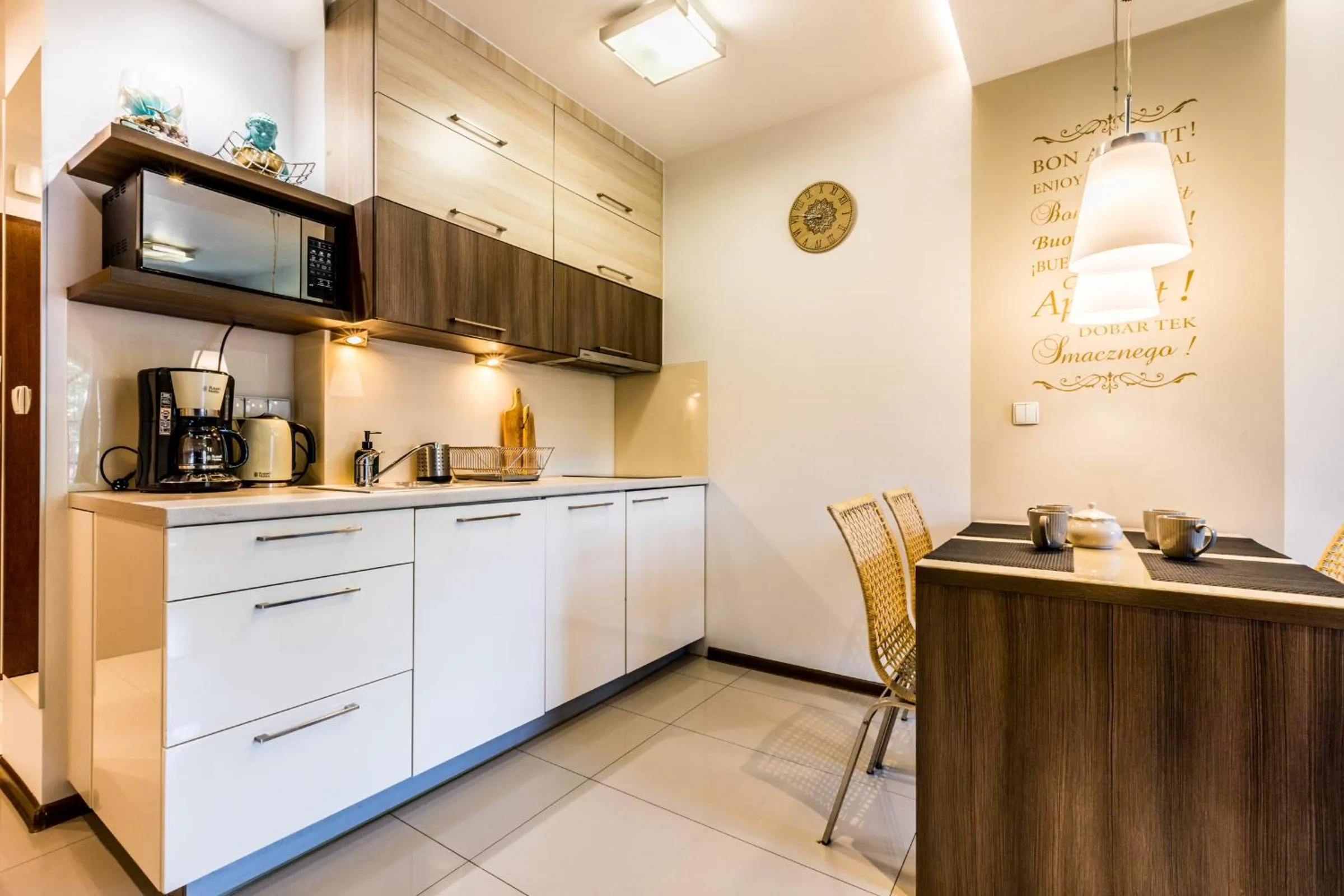 Kitchen or kitchenette in ApartHost Rezydencja Sienkiewicza