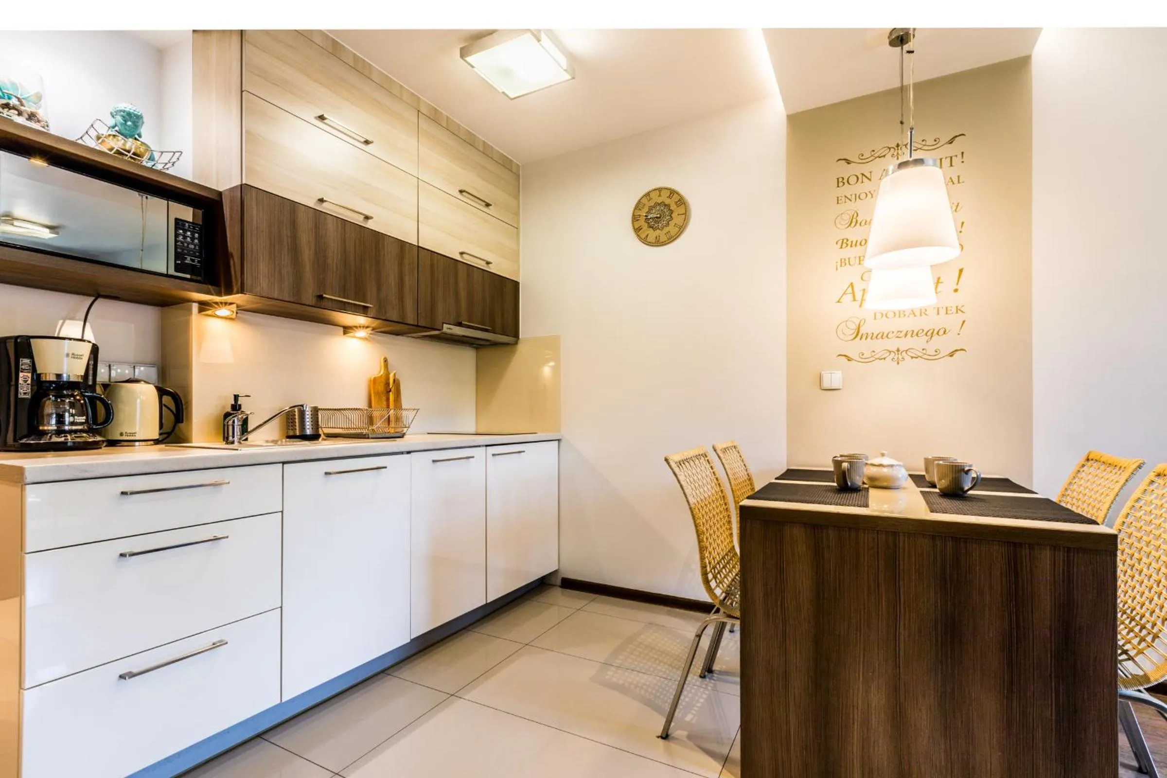 Kitchen or kitchenette in ApartHost Rezydencja Sienkiewicza
