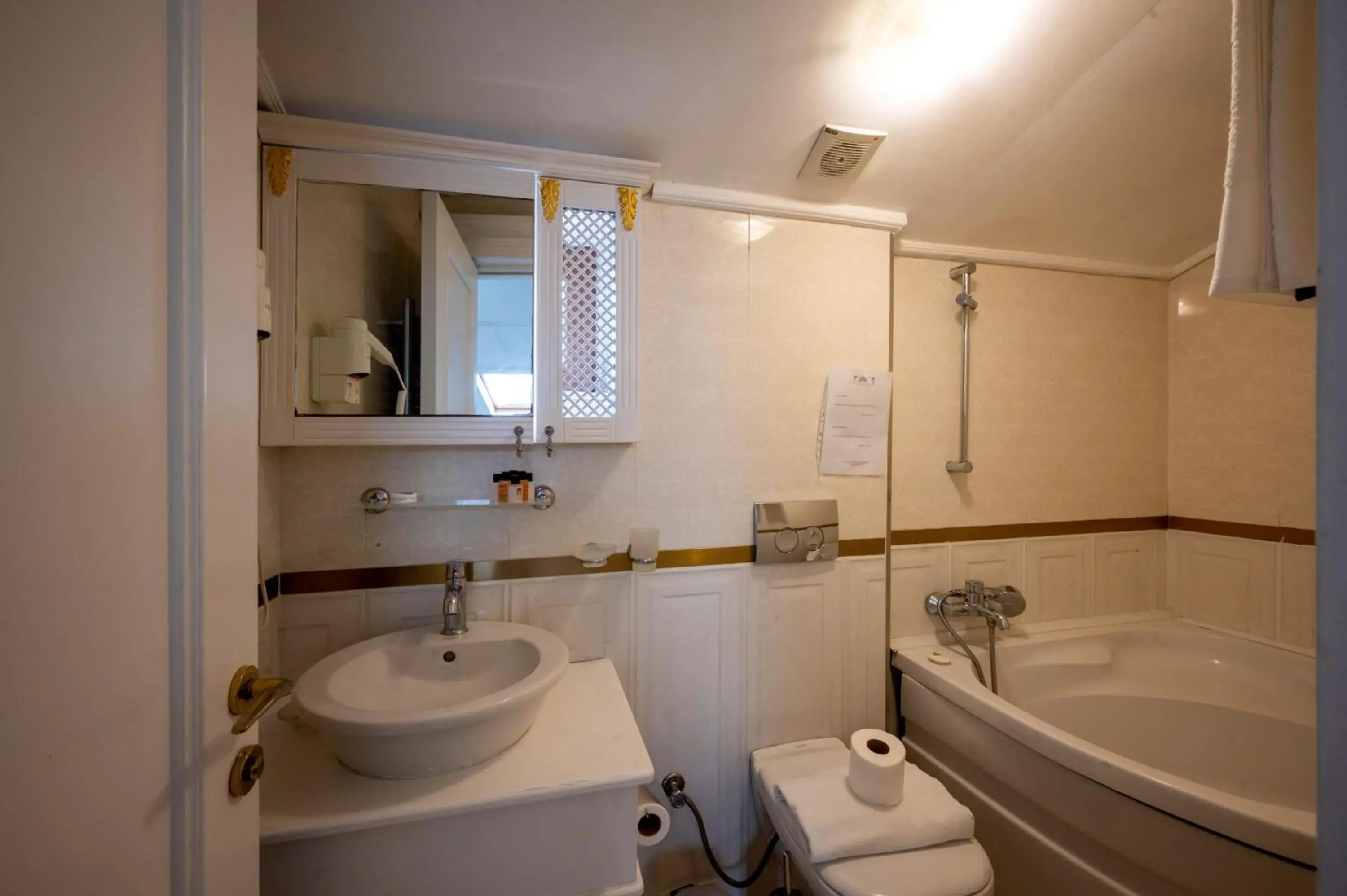 Bathroom in Villa Paradiso Hotel & Spa Bathroom in Villa Paradiso Hotel & Spa