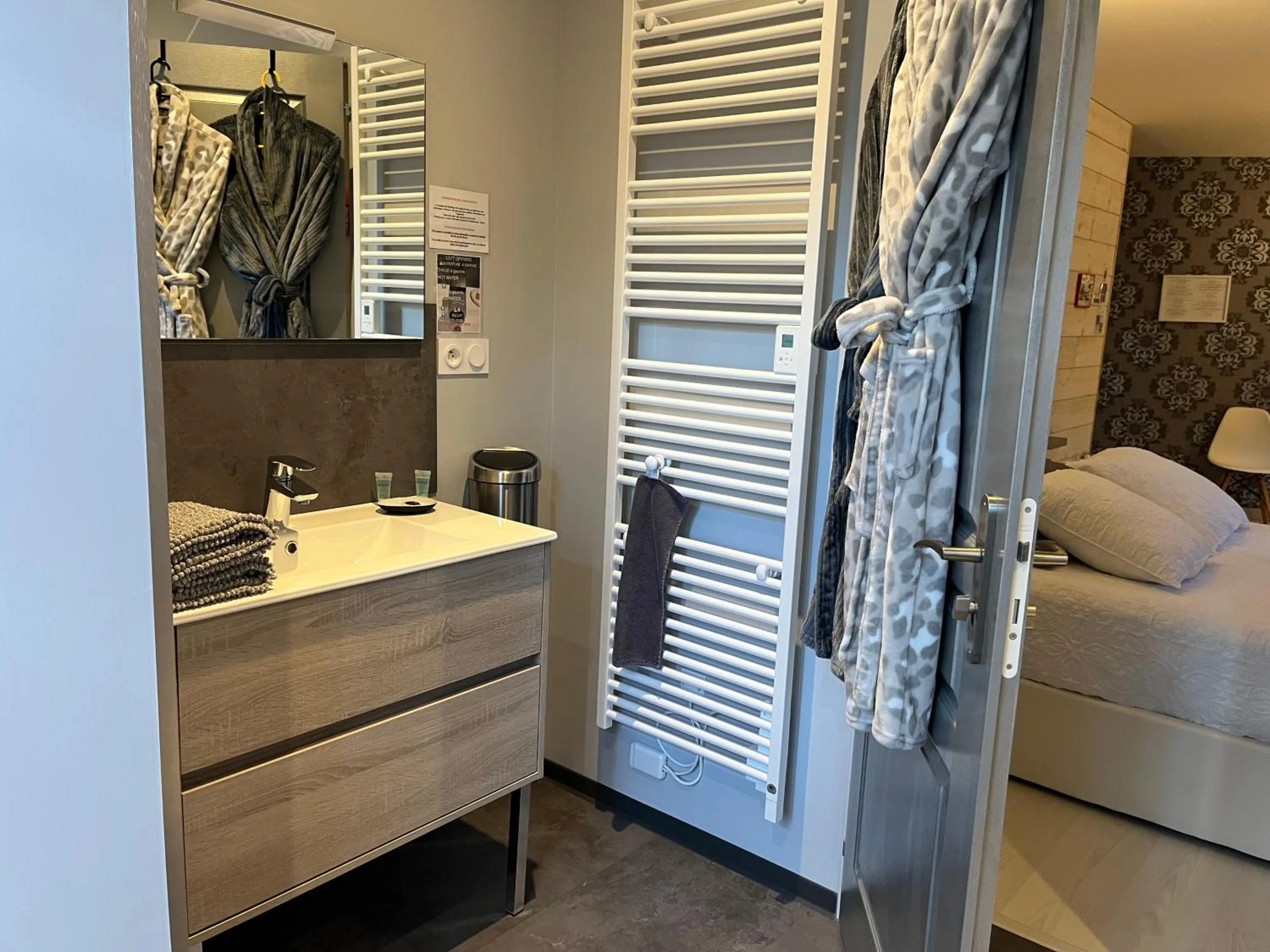 Bathroom, Bed in Chambres d hôtes Villa Anani Cosson alex