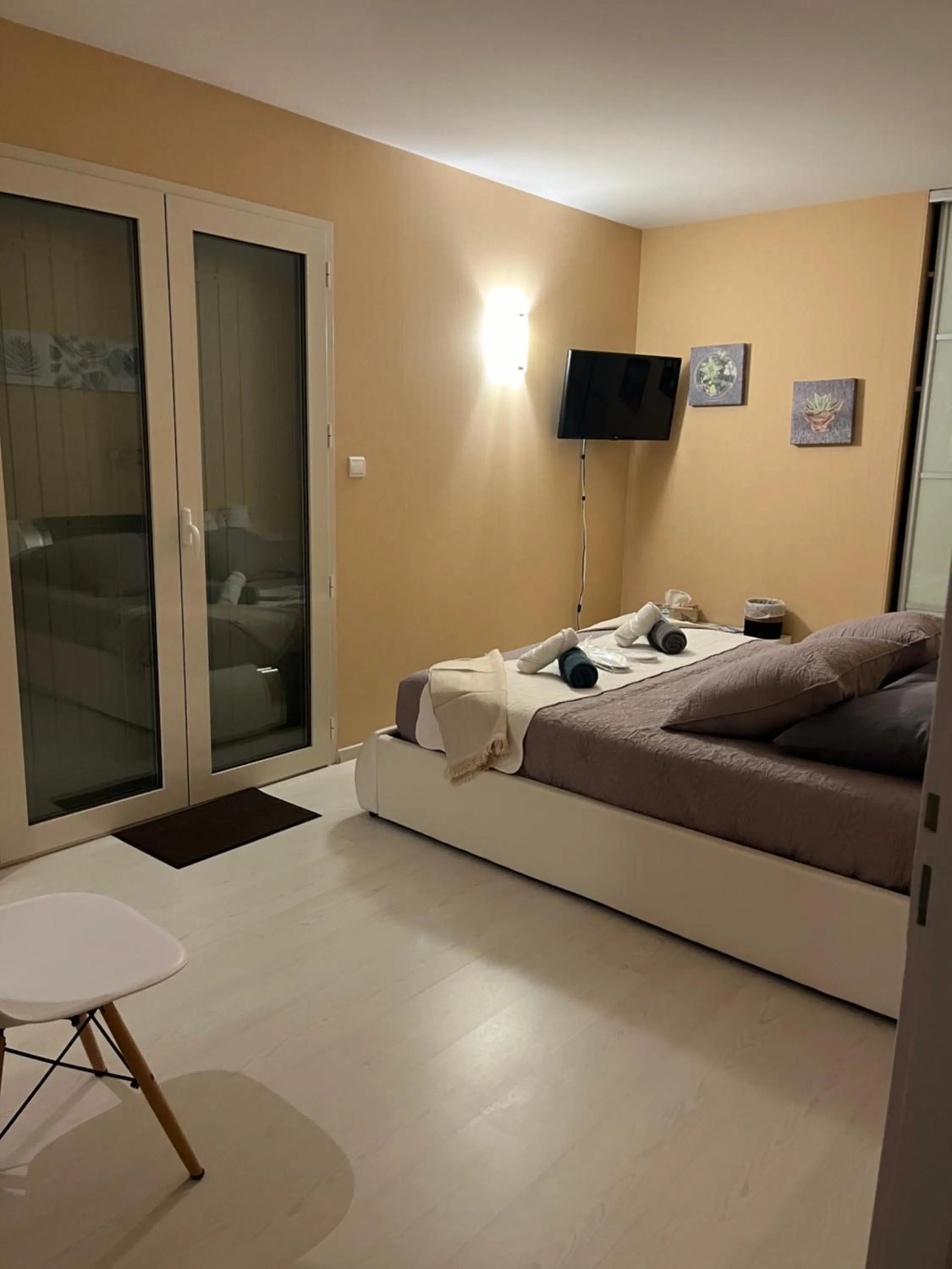 Photo of the whole room, Bed in Chambres d hôtes Villa Anani Cosson alex