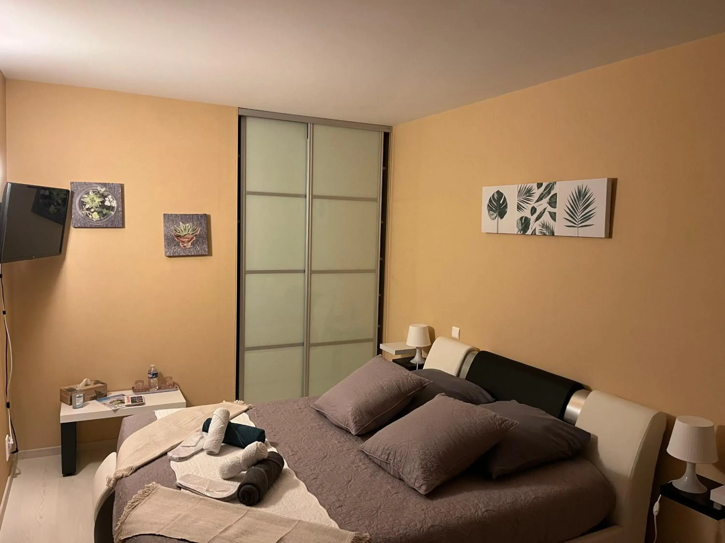 Double Room with Pool View in Chambres d hôtes Villa Anani Cosson alex Double Room with Pool View in Chambres d hôtes Villa Anani Cosson alex