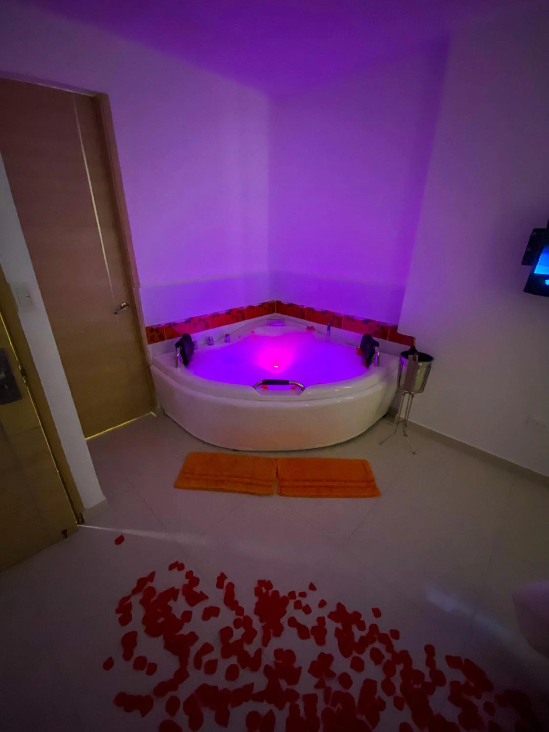 Hot Tub, Bed in Hotel Cabreromar