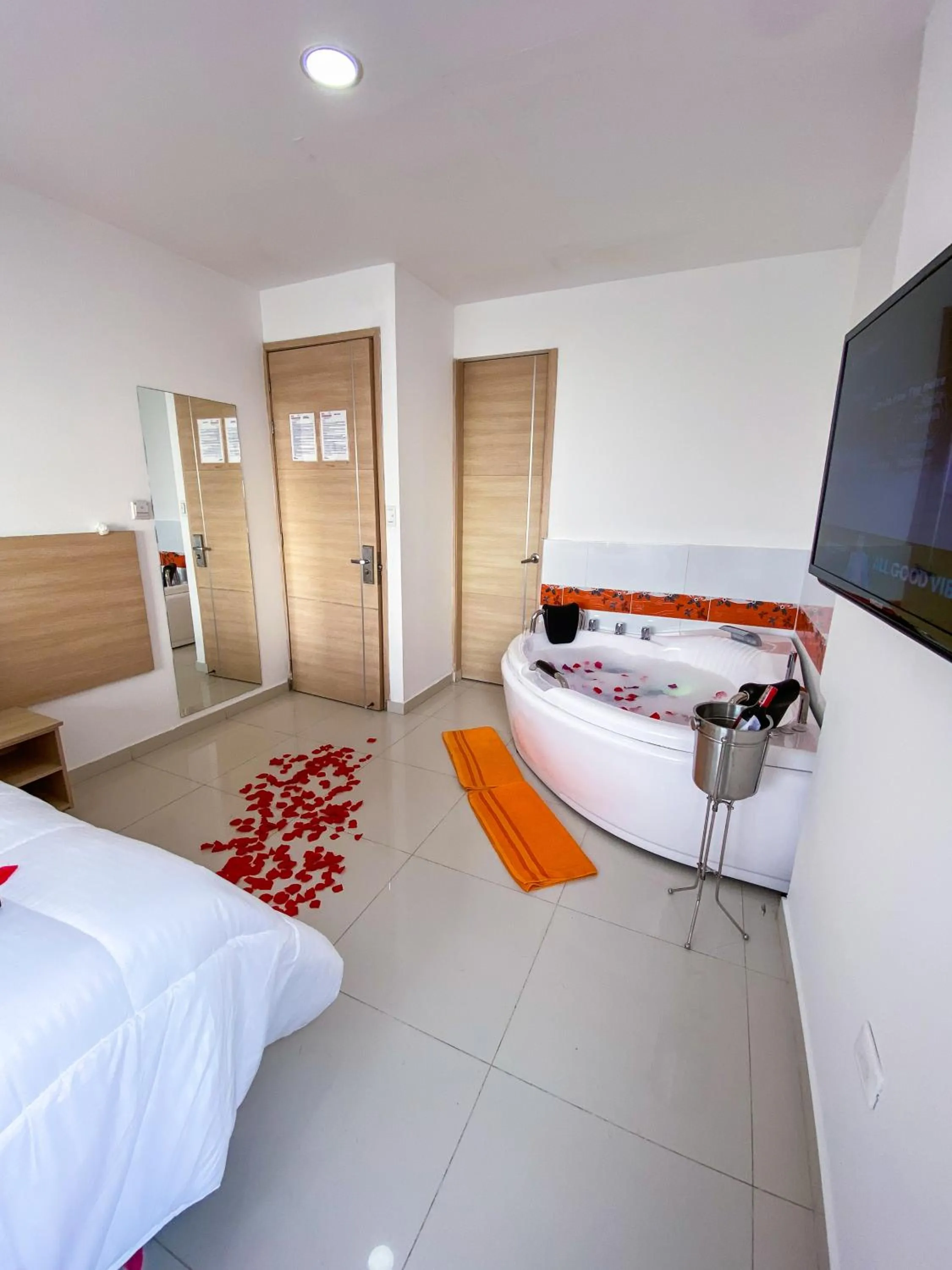 Hot Tub, Bed in Hotel Cabreromar