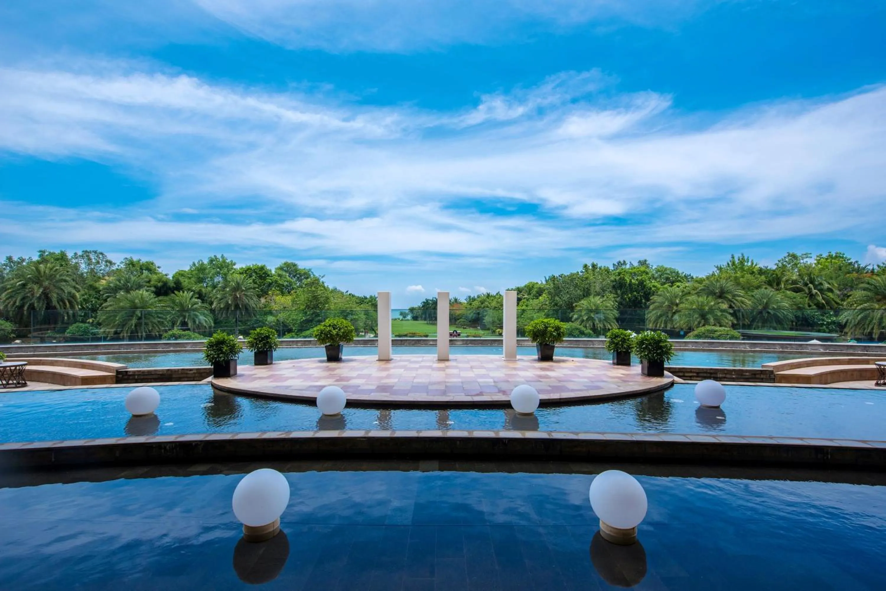 Lounge or bar in InterContinental Sanya Haitang Bay Resort by IHG