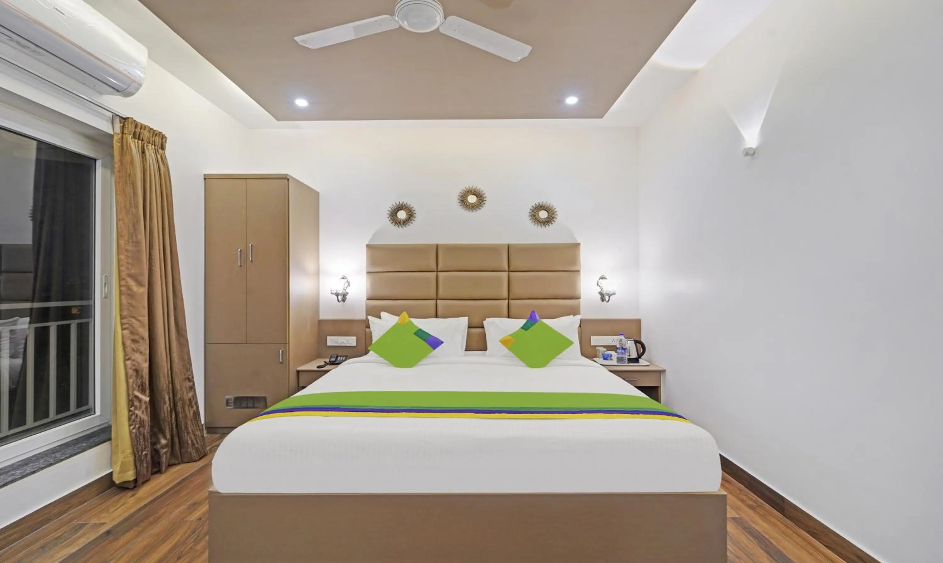 Bed in Treebo Premium Raffis' Andalusia Bay Way