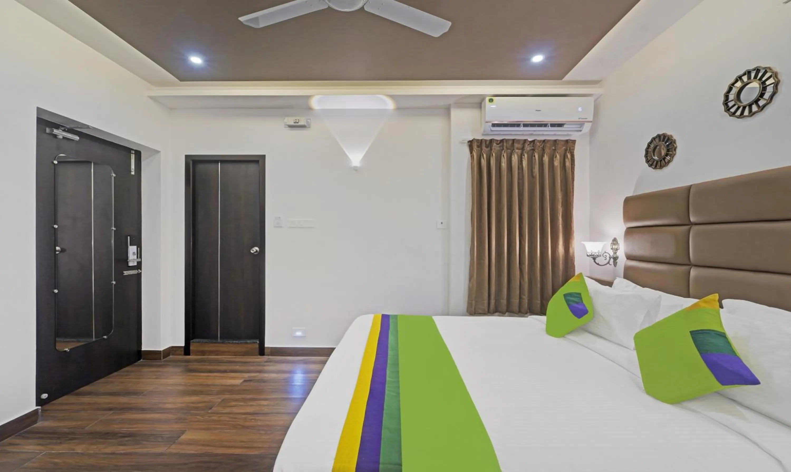 Bed in Treebo Premium Raffis' Andalusia Bay Way