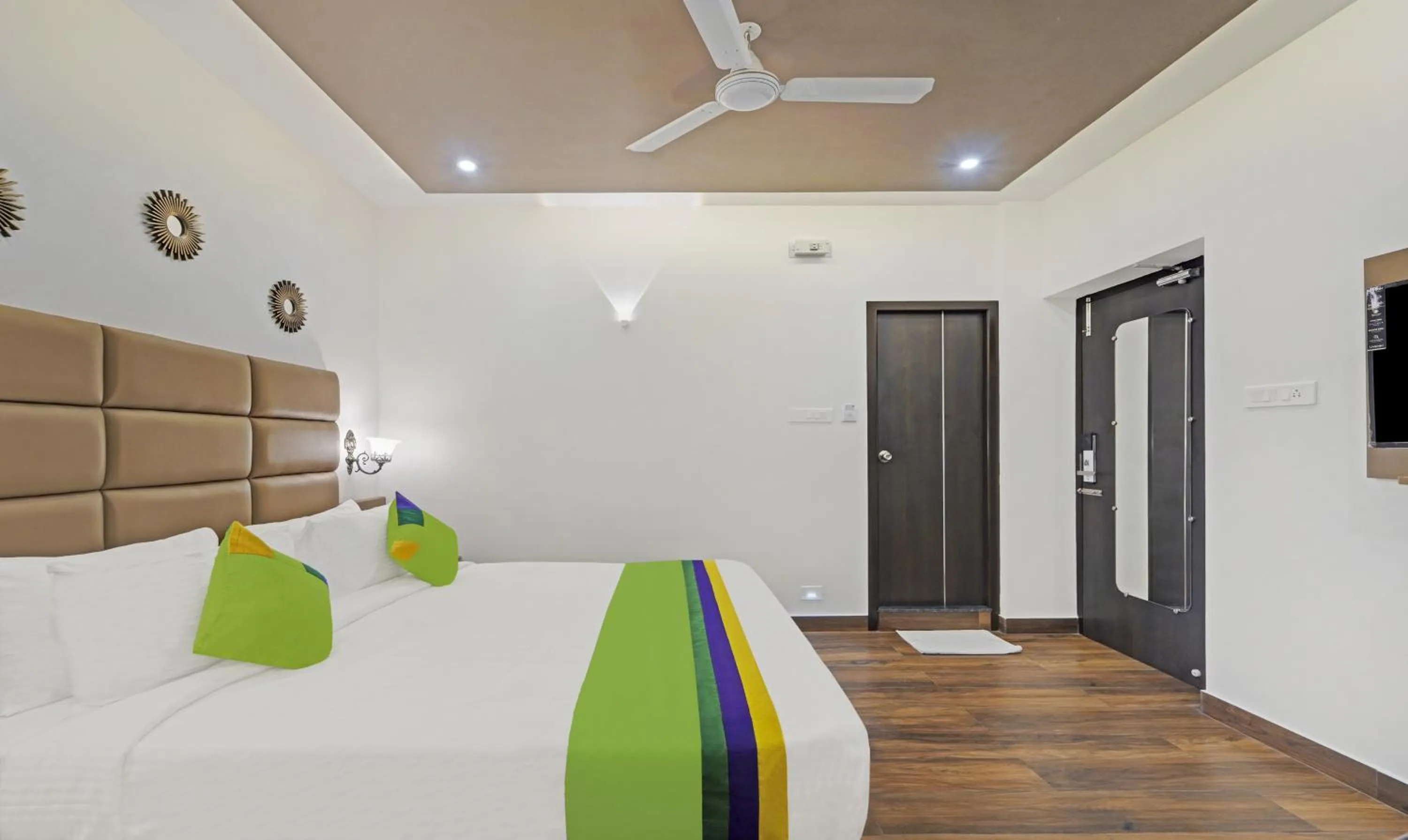 Bed in Treebo Premium Raffis' Andalusia Bay Way