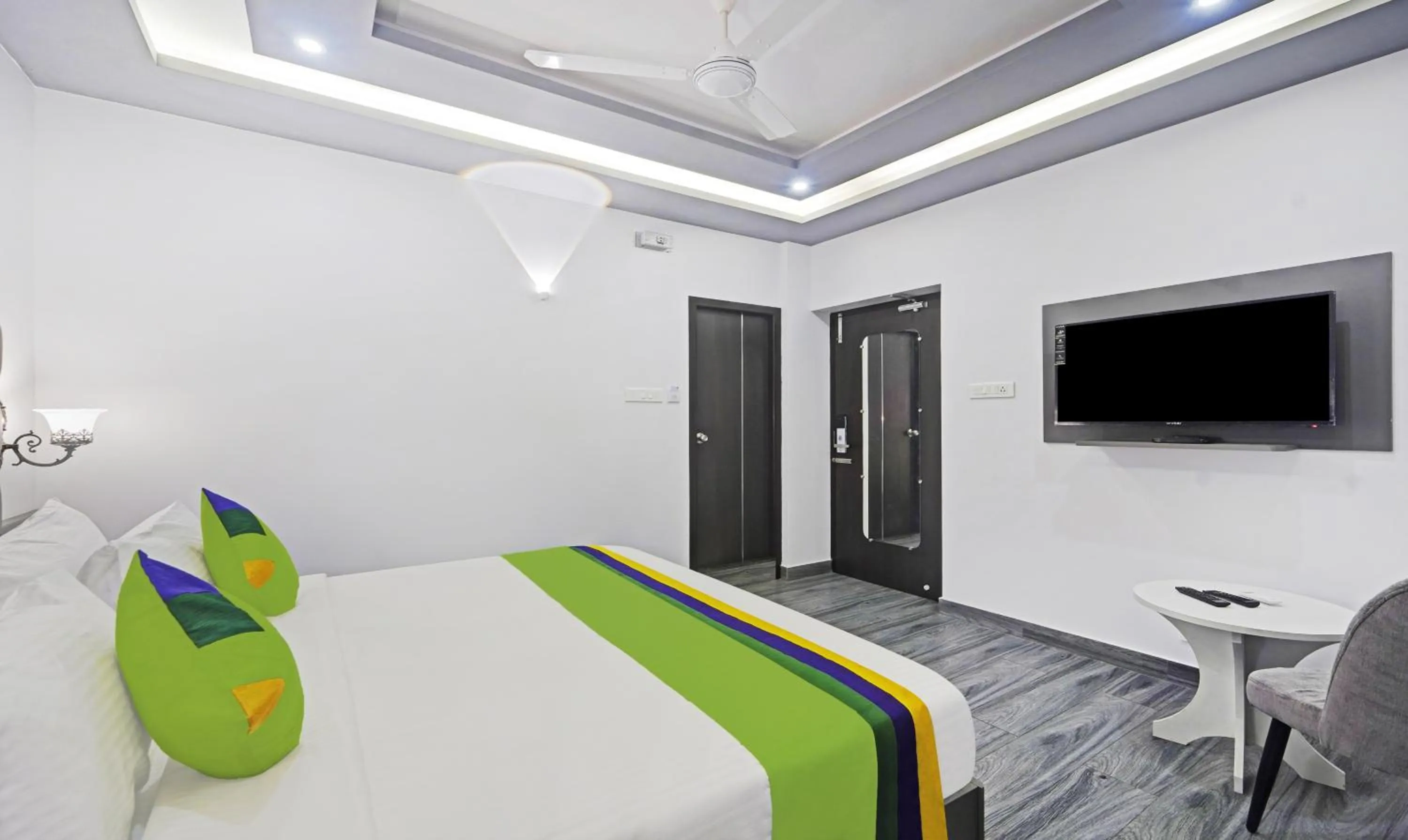 Bed in Treebo Premium Raffis' Andalusia Bay Way