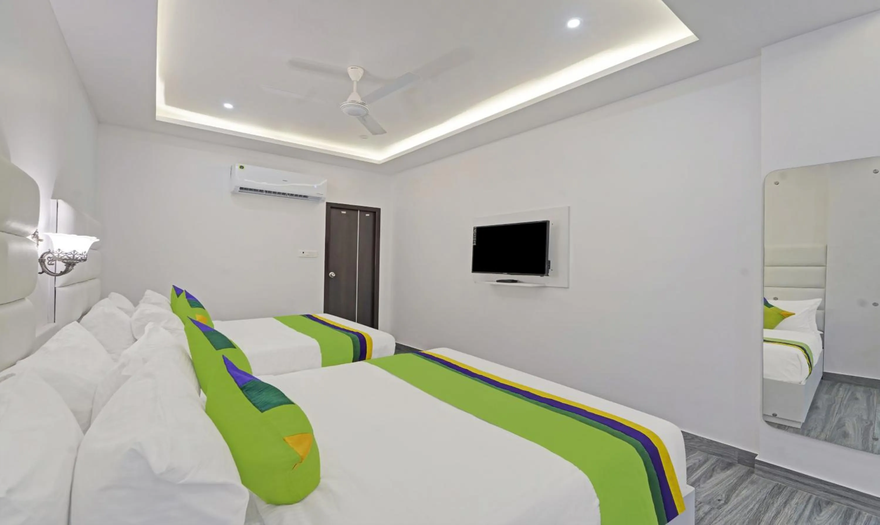 Bed in Treebo Premium Raffis' Andalusia Bay Way