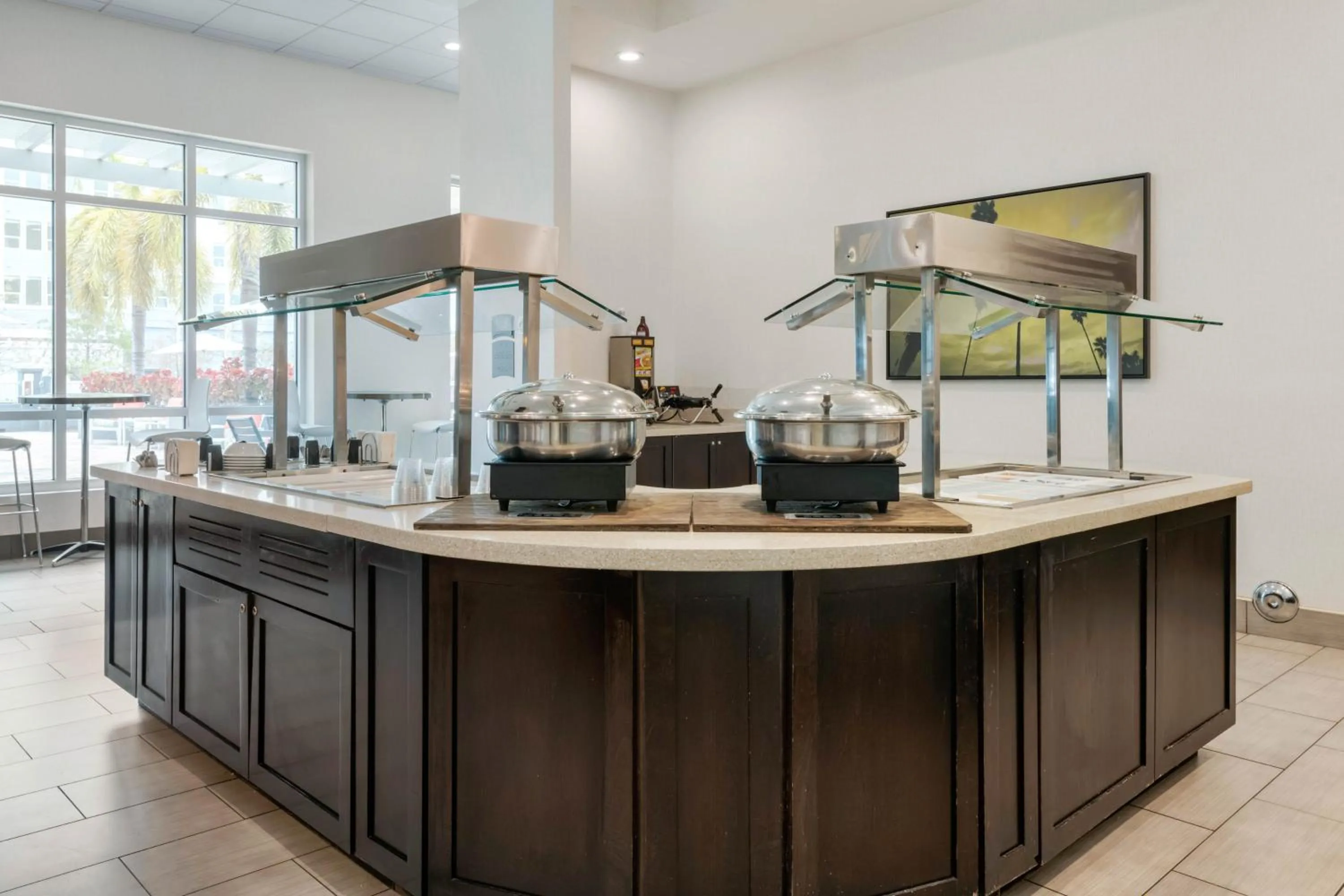 Dining area in Staybridge Suites St. Petersburg FL by IHG