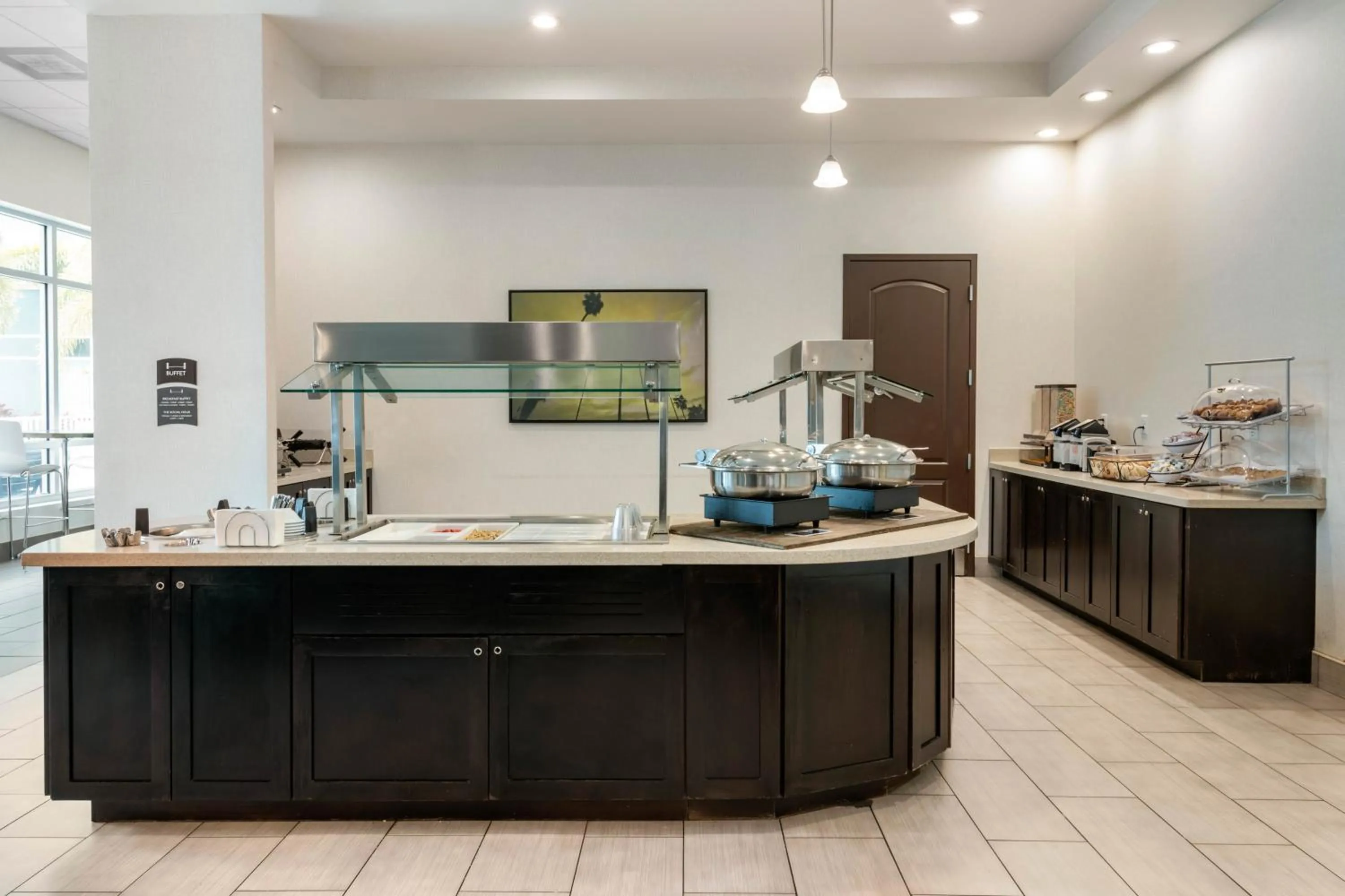 Dining area in Staybridge Suites St. Petersburg FL by IHG