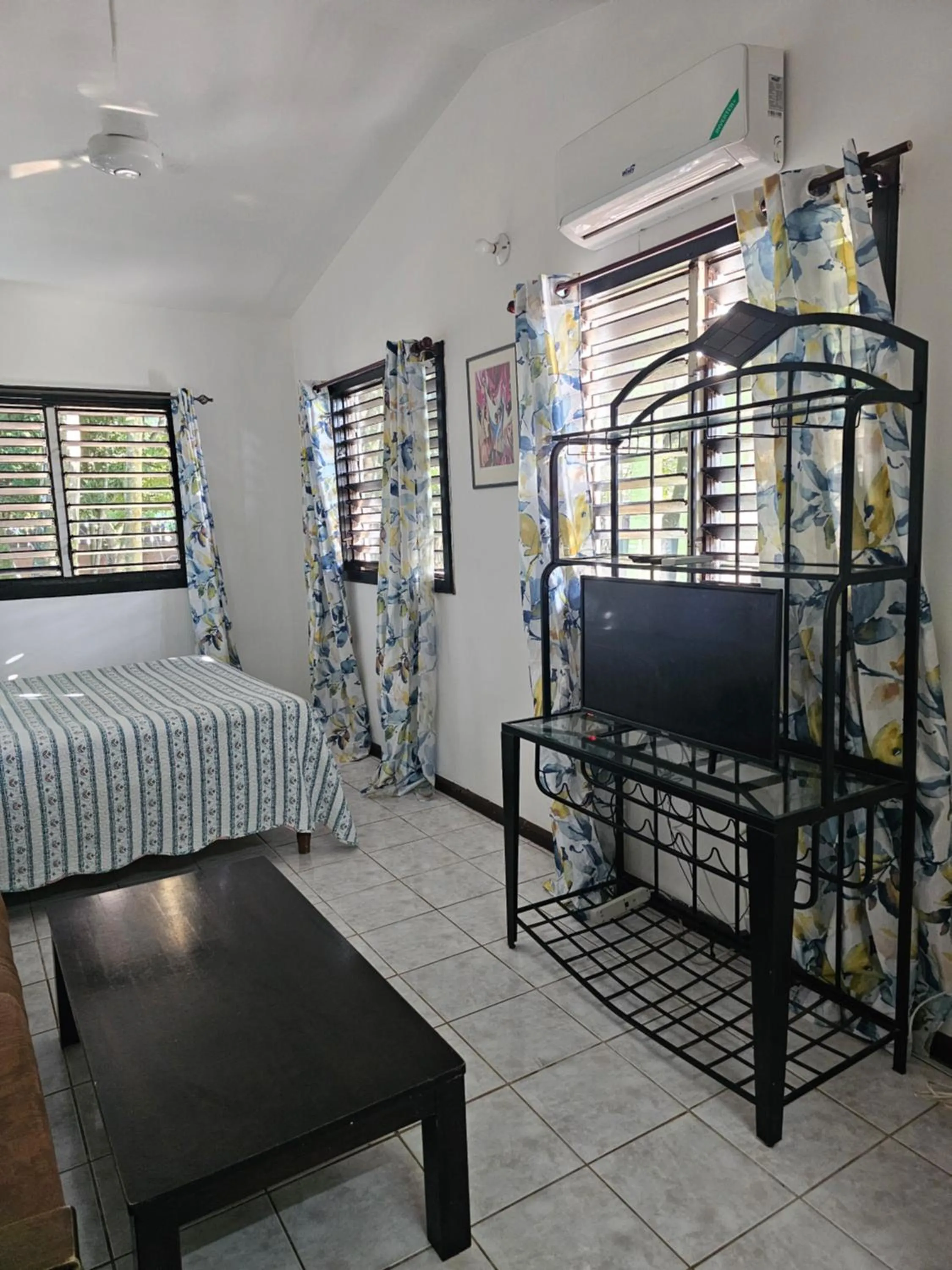 Bedroom, Bed in Roots Cafe Rooms