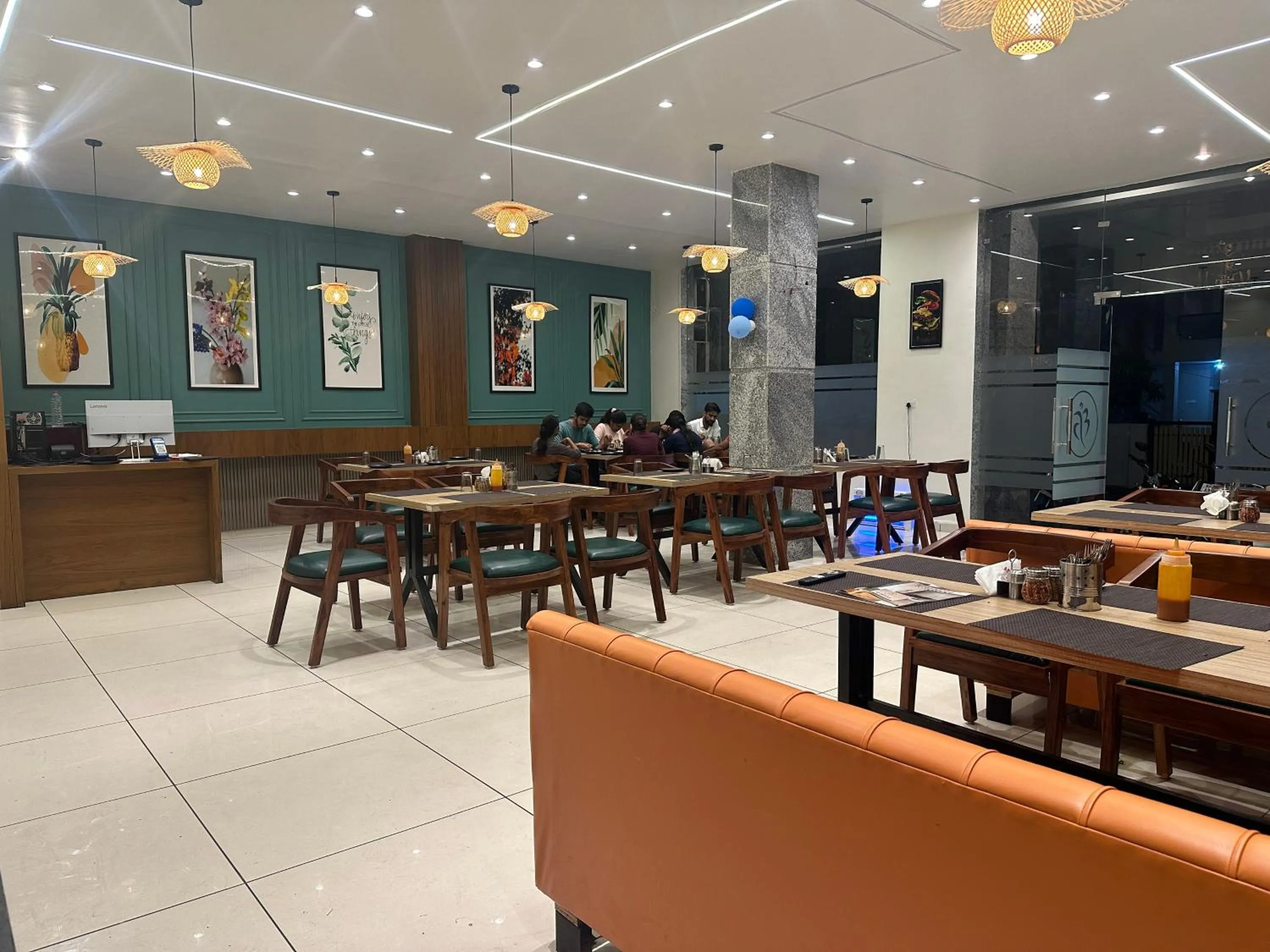 Restaurant/places to eat in AB Hotel