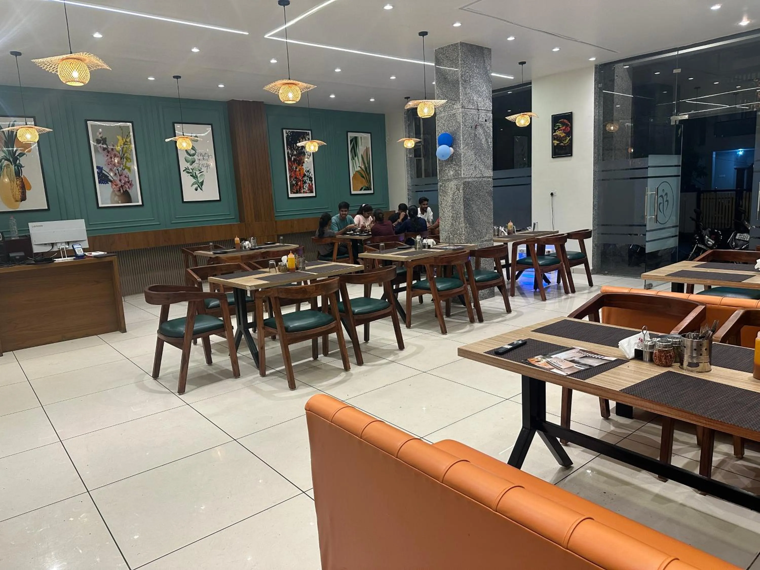 Restaurant/places to eat in AB Hotel