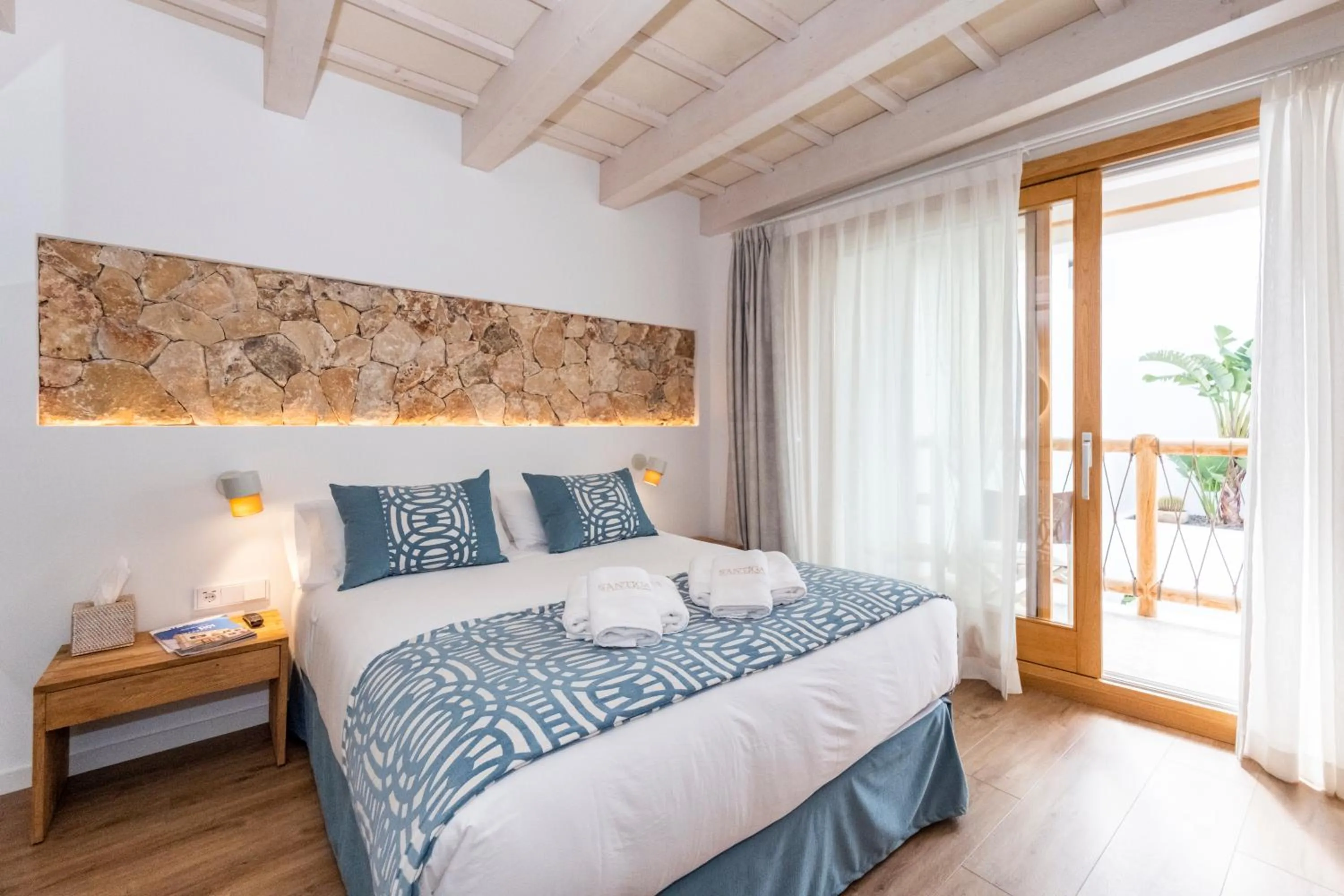 Bed in Hotel S'Antiga Adults Only