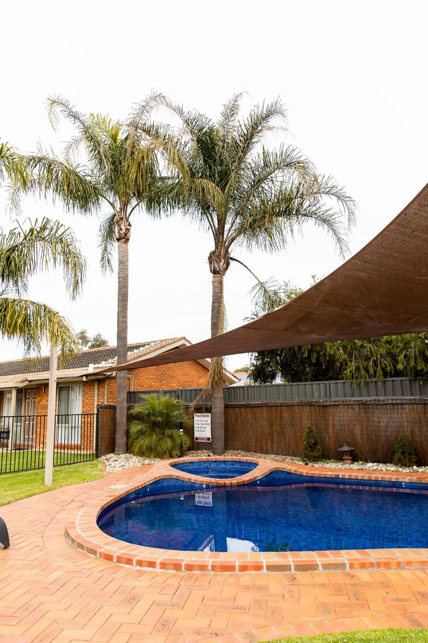 Swimming pool in Tea House Motor Inn