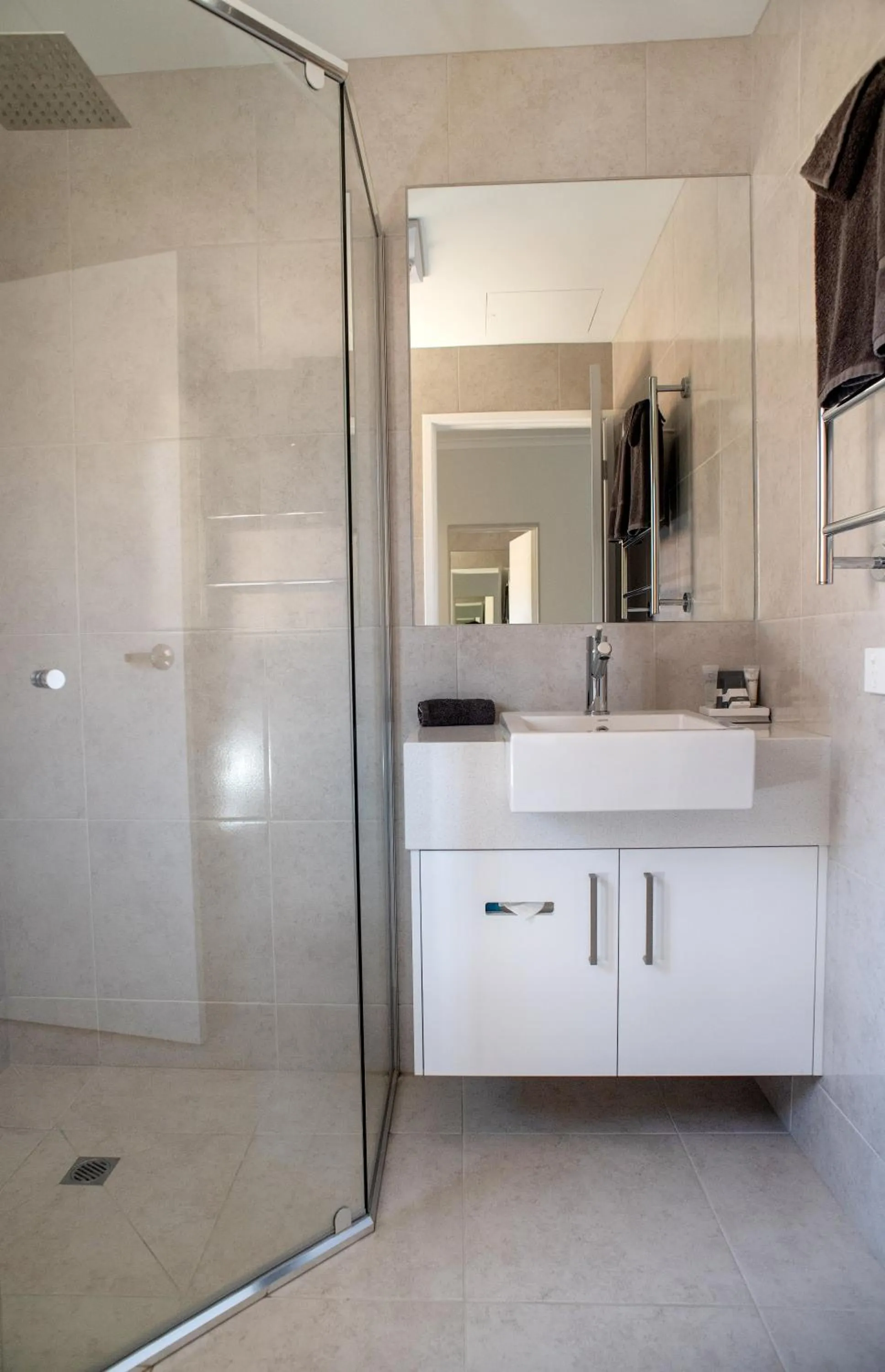 Shower in Tea House Motor Inn