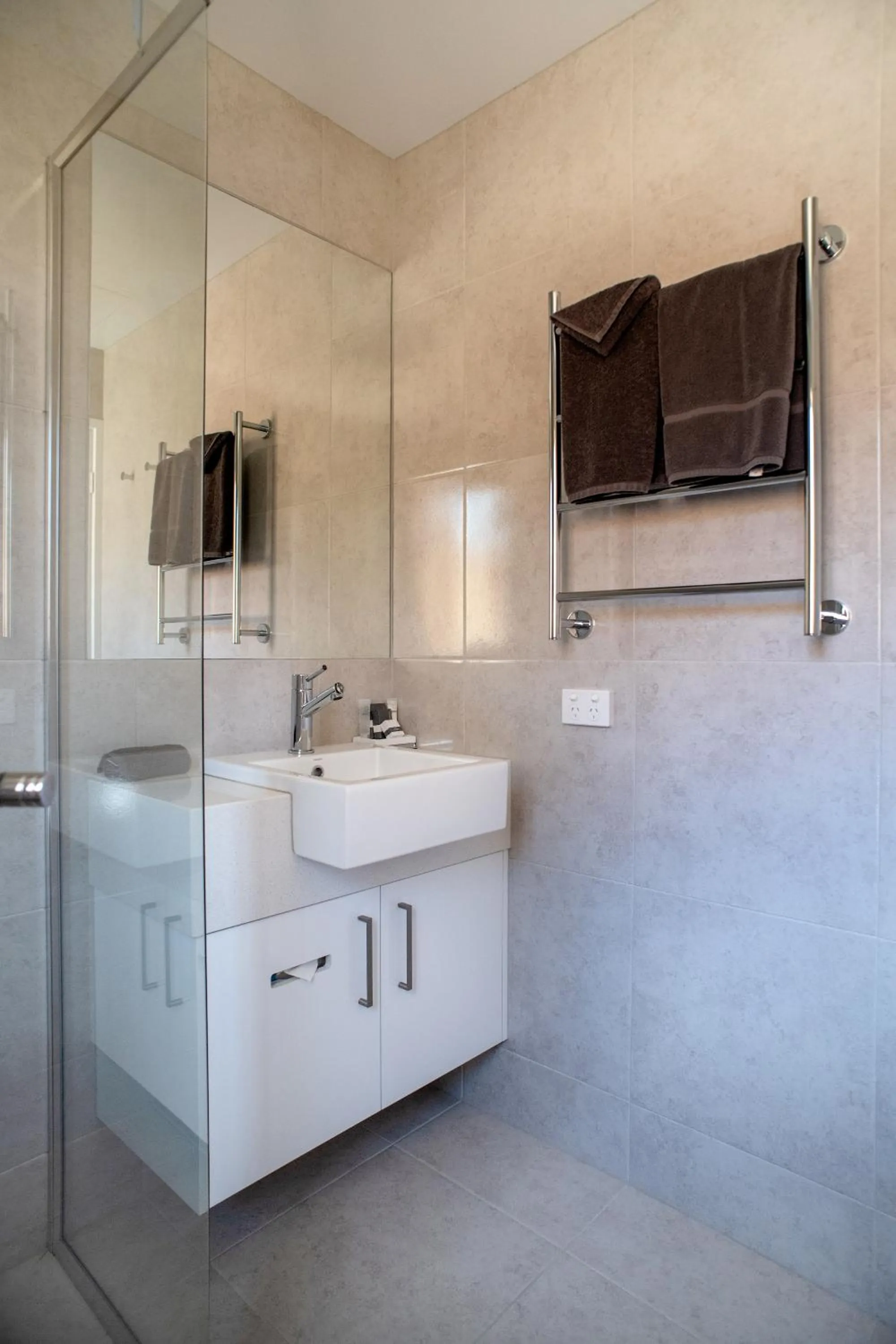 Bathroom in Tea House Motor Inn