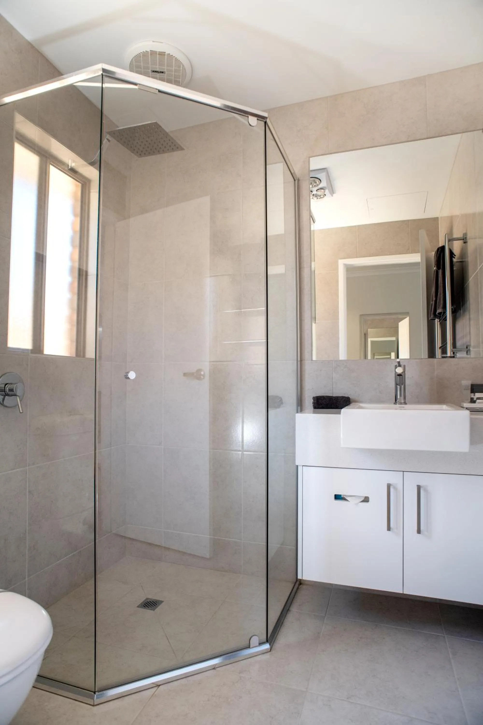 Shower in Tea House Motor Inn