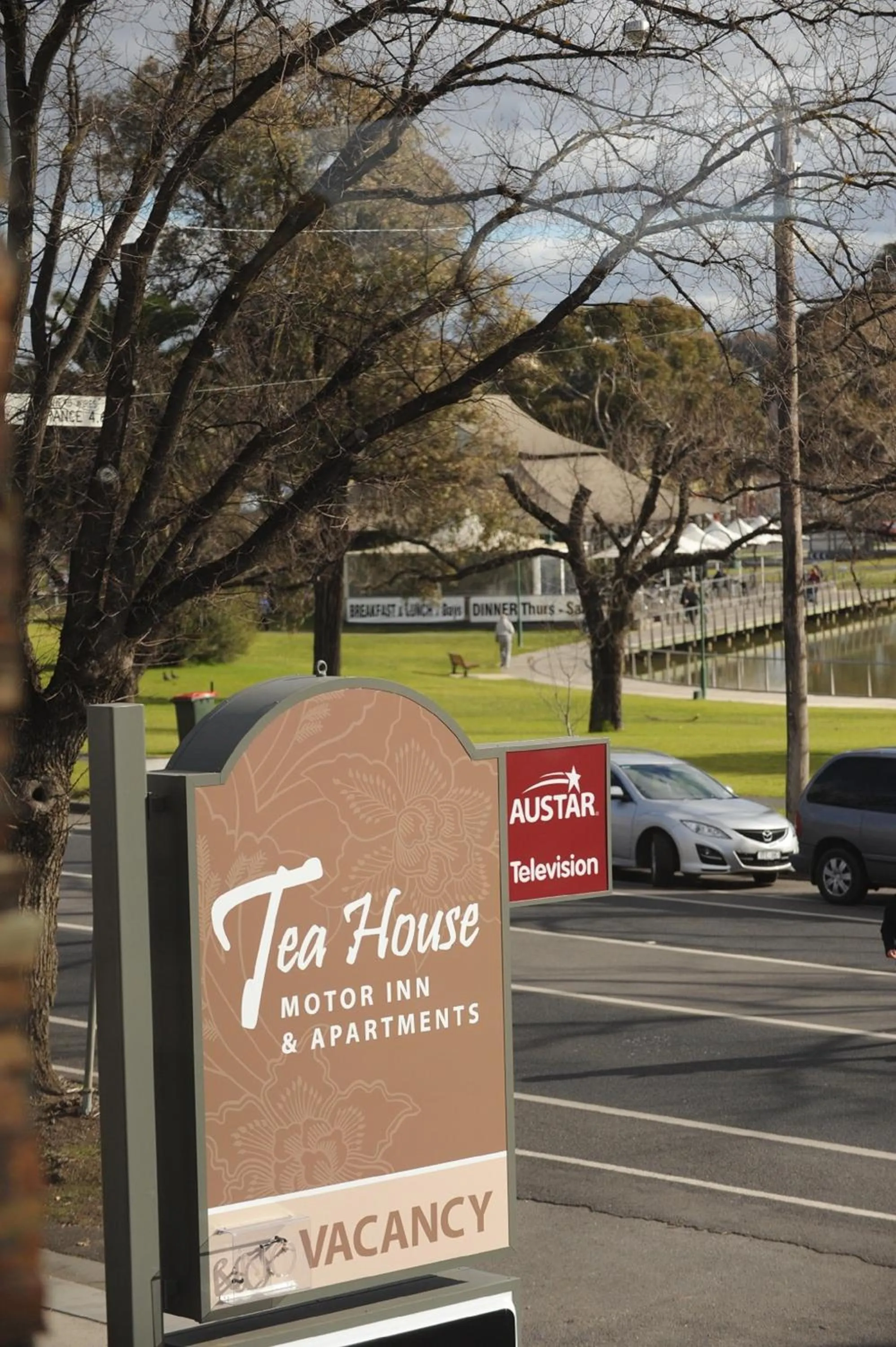 Logo/Certificate/Sign in Tea House Motor Inn