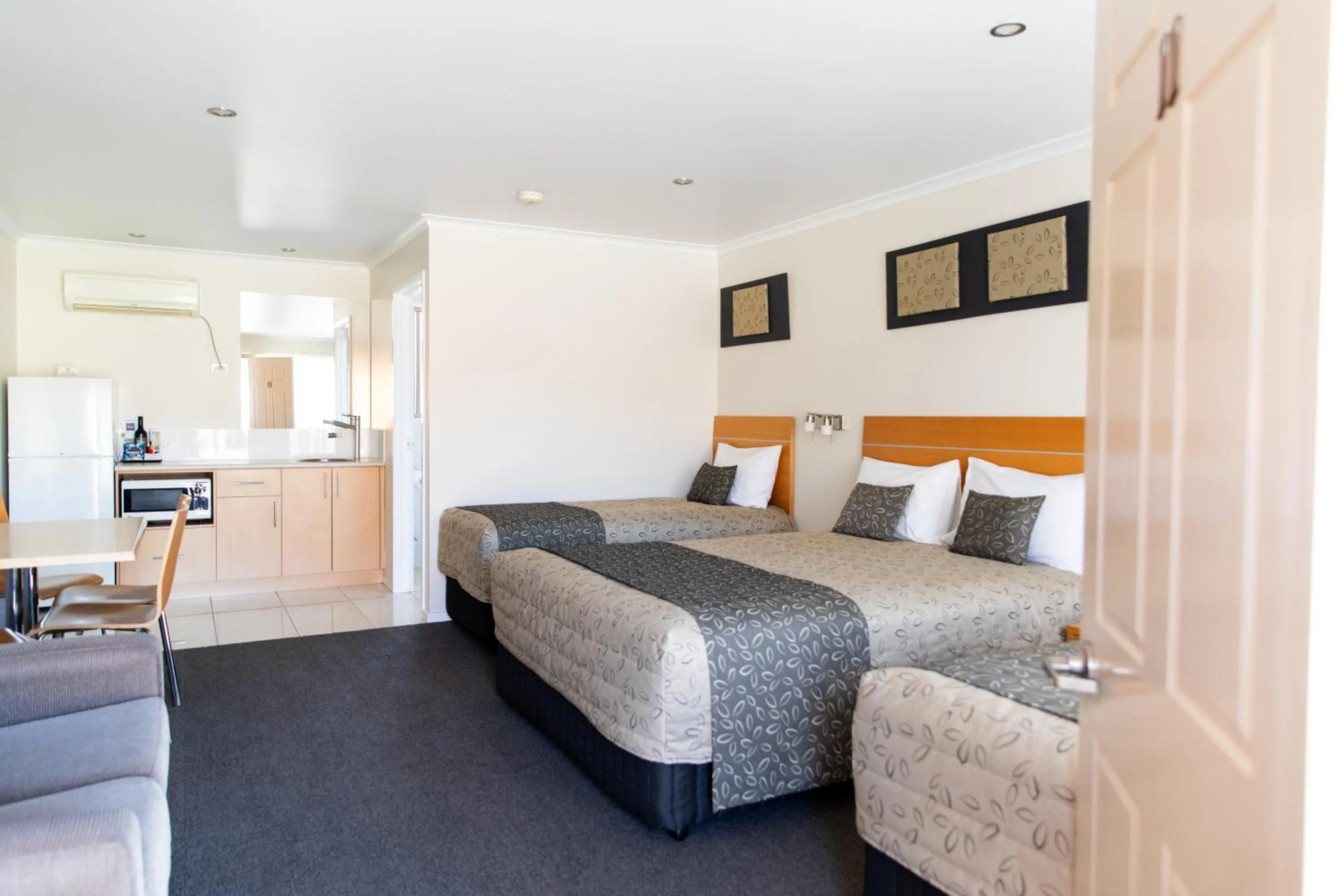 Photo of the whole room, Bed in Tea House Motor Inn