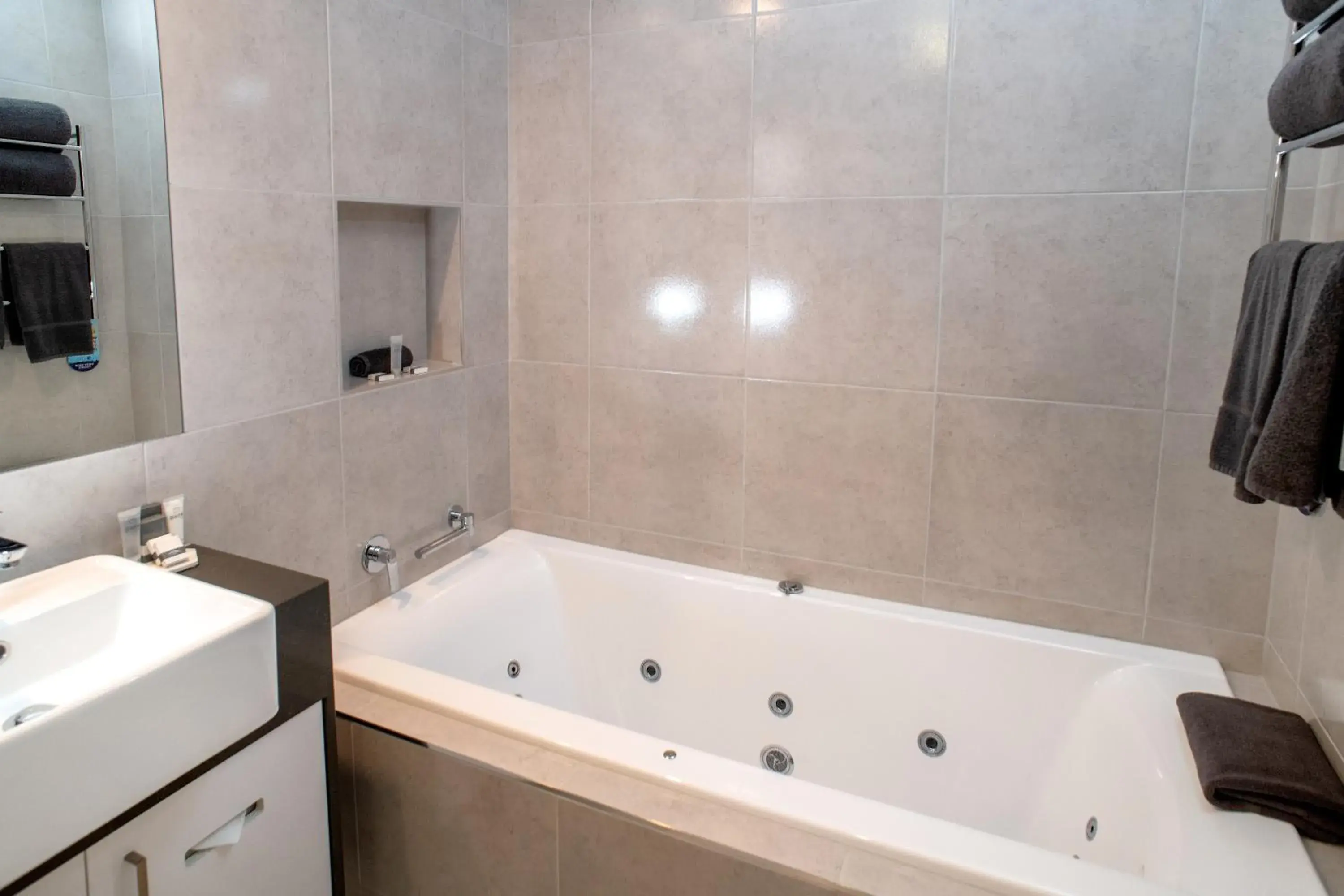 King Room with Spa Bath in Tea House Motor Inn King Room with Spa Bath in Tea House Motor Inn