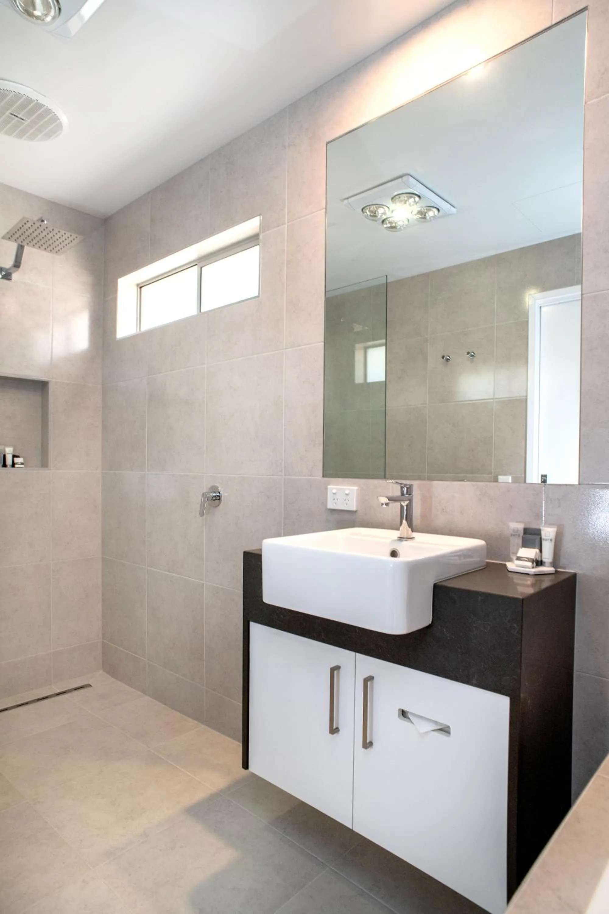 Bathroom in Tea House Motor Inn