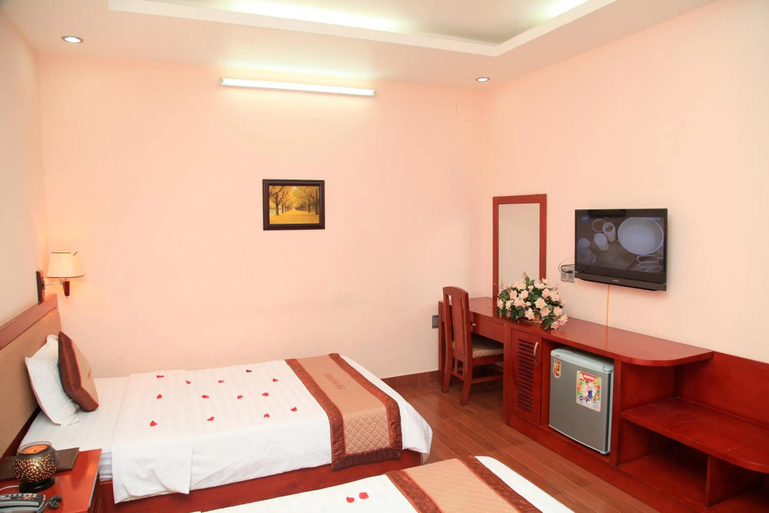 Communal lounge/ TV room, Bed in Paradis Hotel